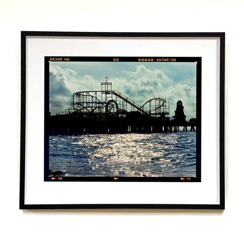 Pfeilerverschluss, Clacton-on-Sea – Wasserlandschaftsarchitektur, Farbfotografie – Photograph von Richard Heeps