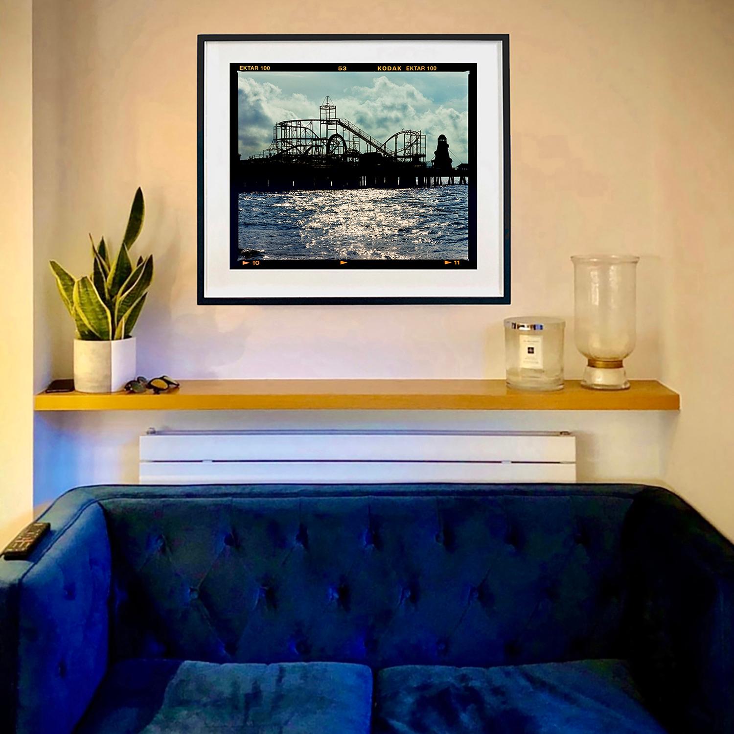 Pfeilerverschluss, Clacton-on-Sea – Wasserlandschaftsarchitektur, Farbfotografie (Zeitgenössisch), Photograph, von Richard Heeps