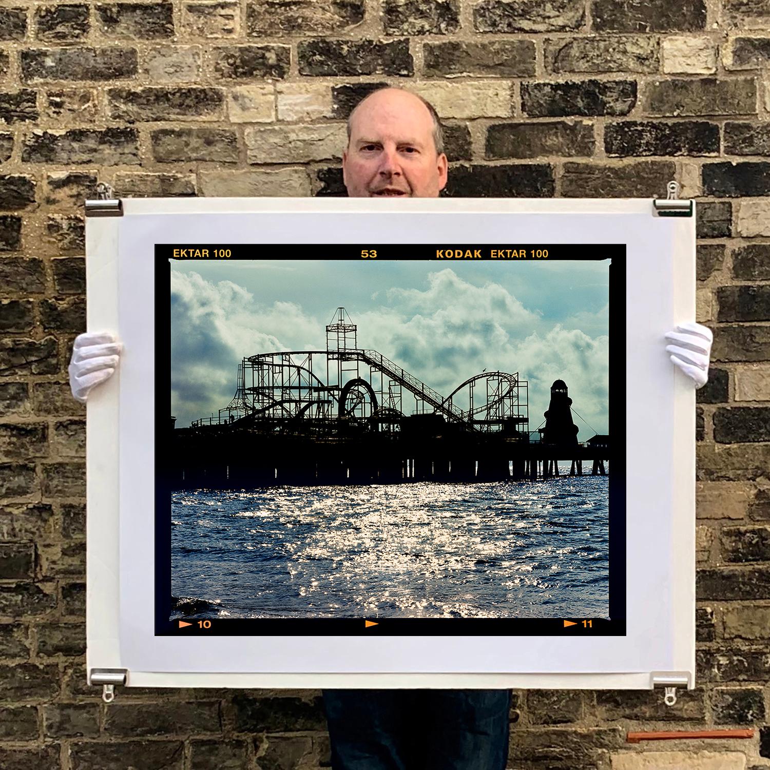 Pfeilerverschluss, Clacton-on-Sea – Wasserlandschaftsarchitektur, Farbfotografie (Schwarz), Landscape Photograph, von Richard Heeps