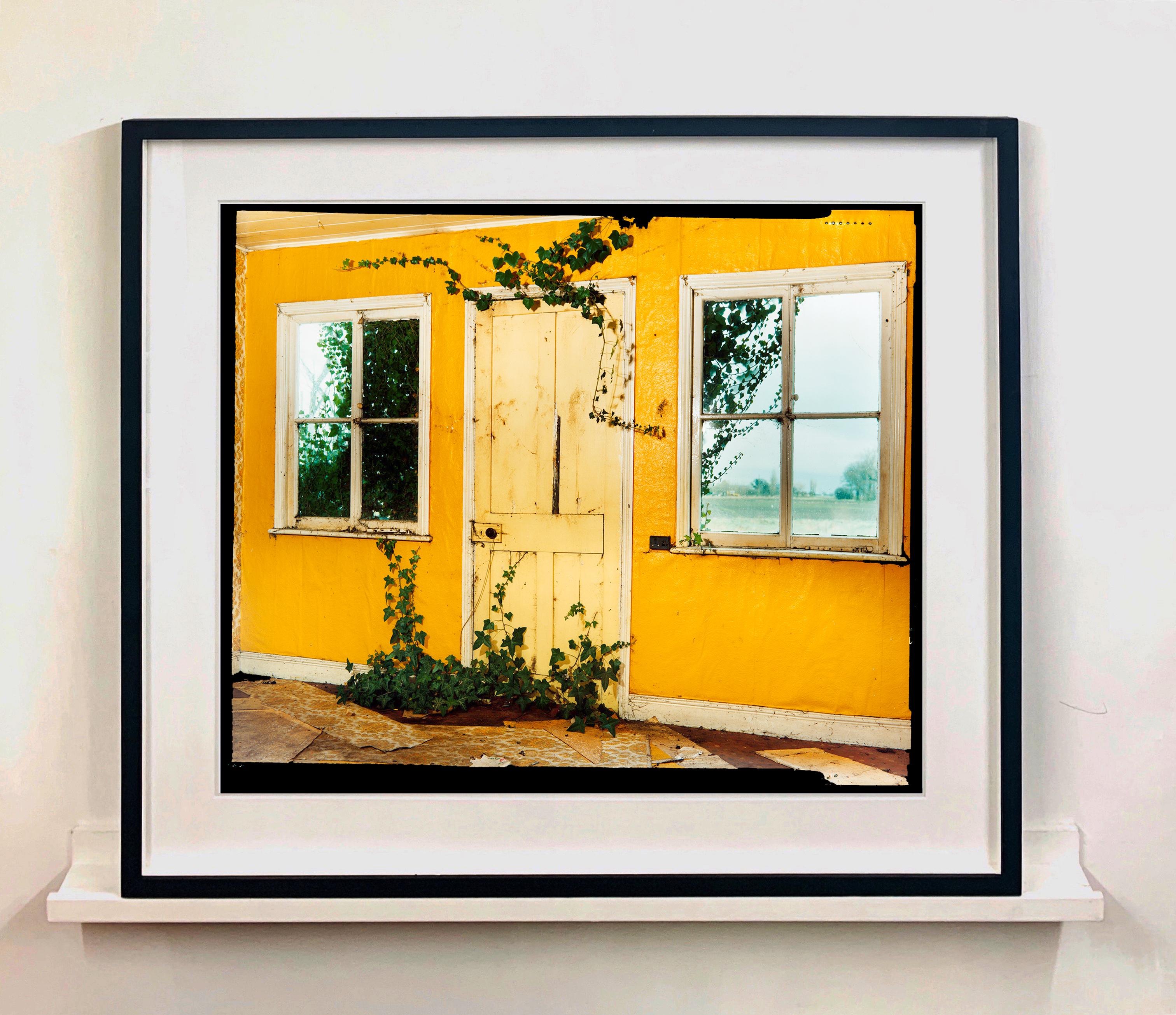 Ploughman's Cottage, Tydd St. Giles, Cambridgeshire, 1993 – Inneneinrichtungs-Farbfoto – Photograph von Richard Heeps