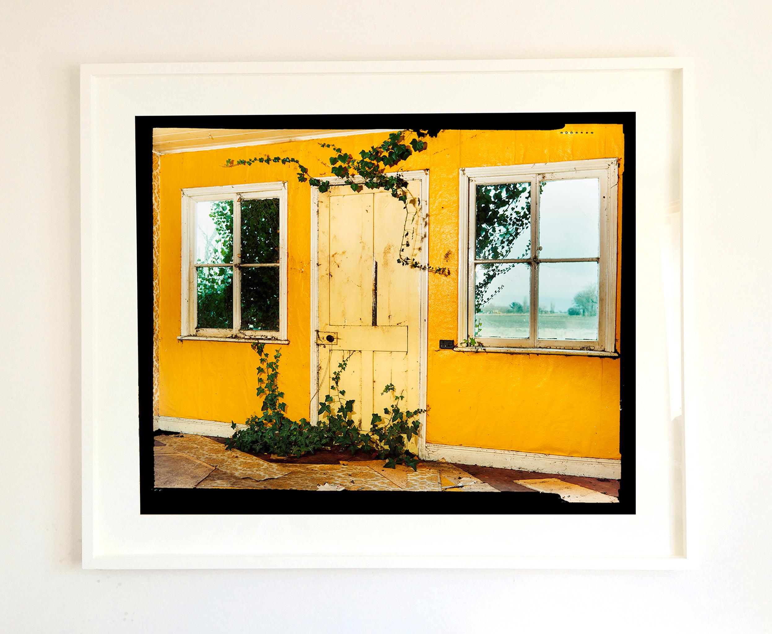 Ploughman's Cottage, Tydd St. Giles, Cambridgeshire, 1993 – Inneneinrichtungs-Farbfoto (Zeitgenössisch), Photograph, von Richard Heeps