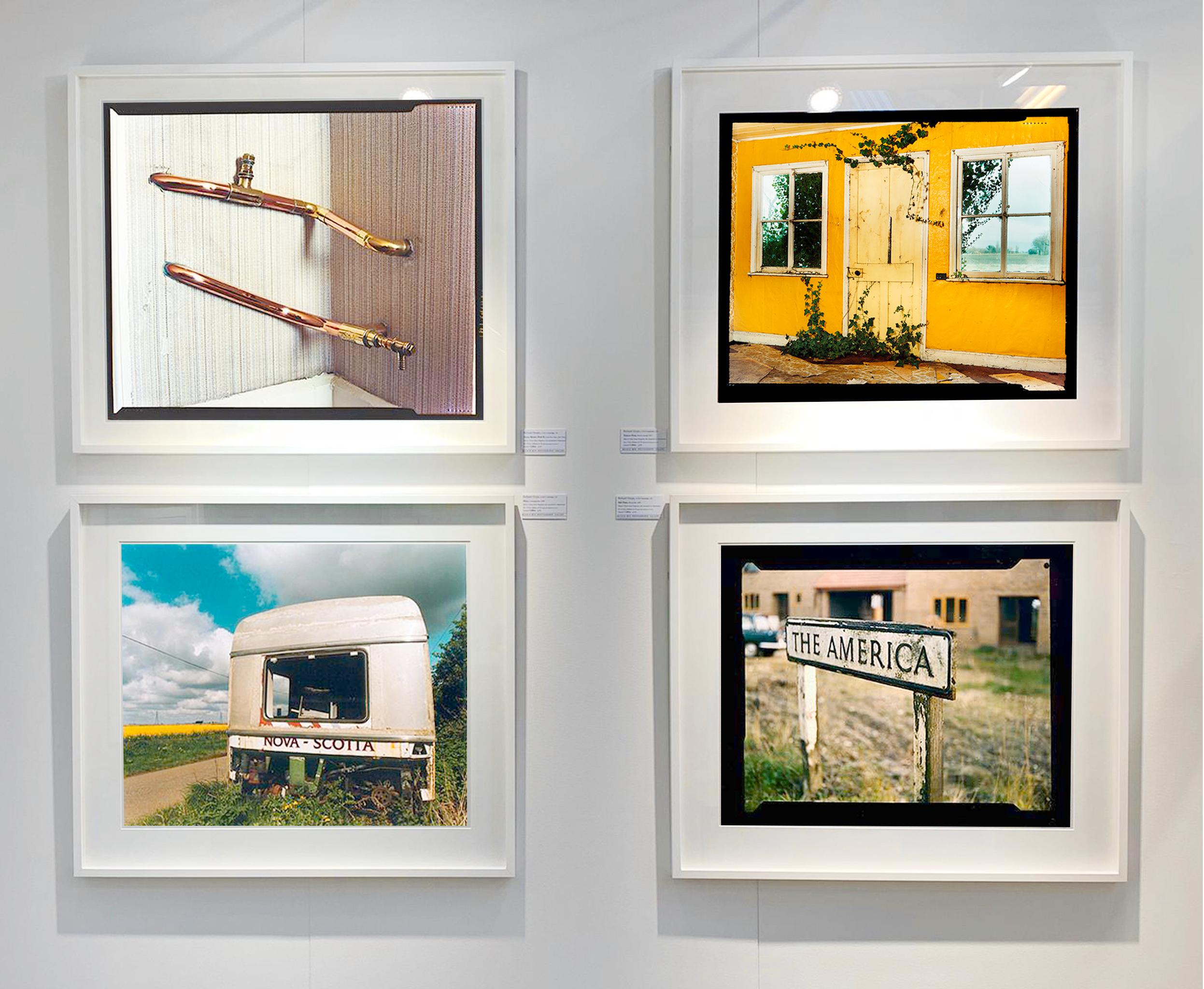 Ploughman's Cottage, Tydd St. Giles, Cambridgeshire, 1993 – Inneneinrichtungs-Farbfoto (Orange), Color Photograph, von Richard Heeps