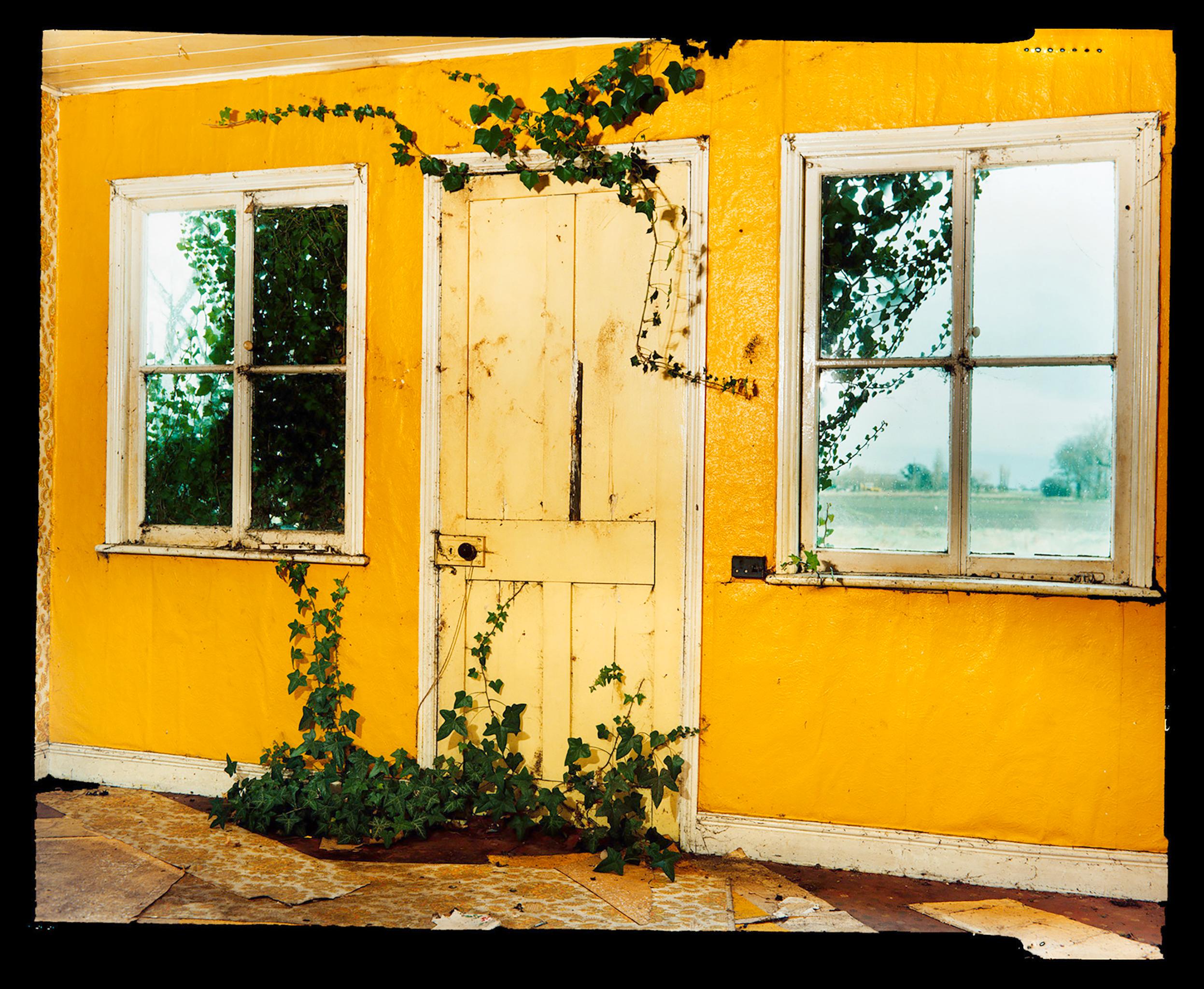 Richard Heeps Interior Print – Ploughman's Cottage, Tydd St. Giles, Cambridgeshire, 1993 – Inneneinrichtungs-Farbfoto