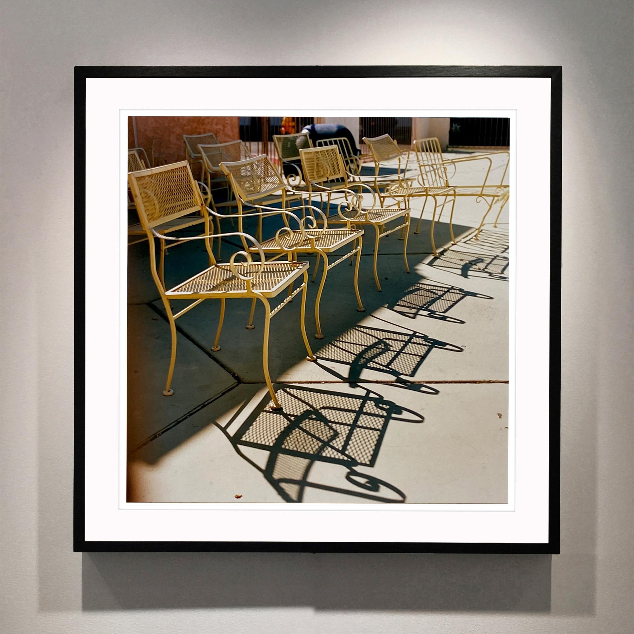 Fauteuils de piscine La Concha, Las Vegas - Photographie couleur américaine - Noir Color Photograph par Richard Heeps
