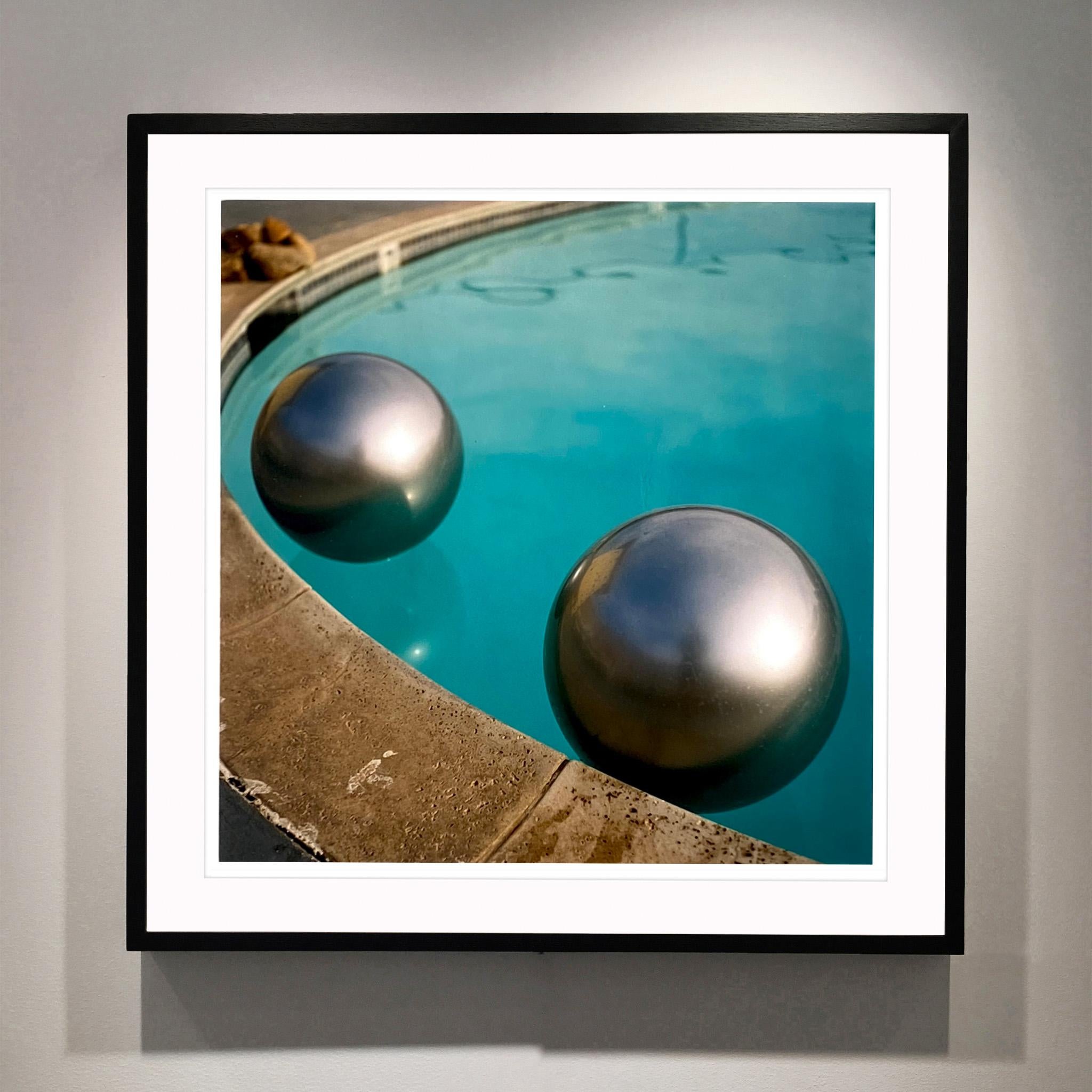 Harmony Motel, Twentynine Palms, Californie  - Photographie couleur américaine - Print de Richard Heeps