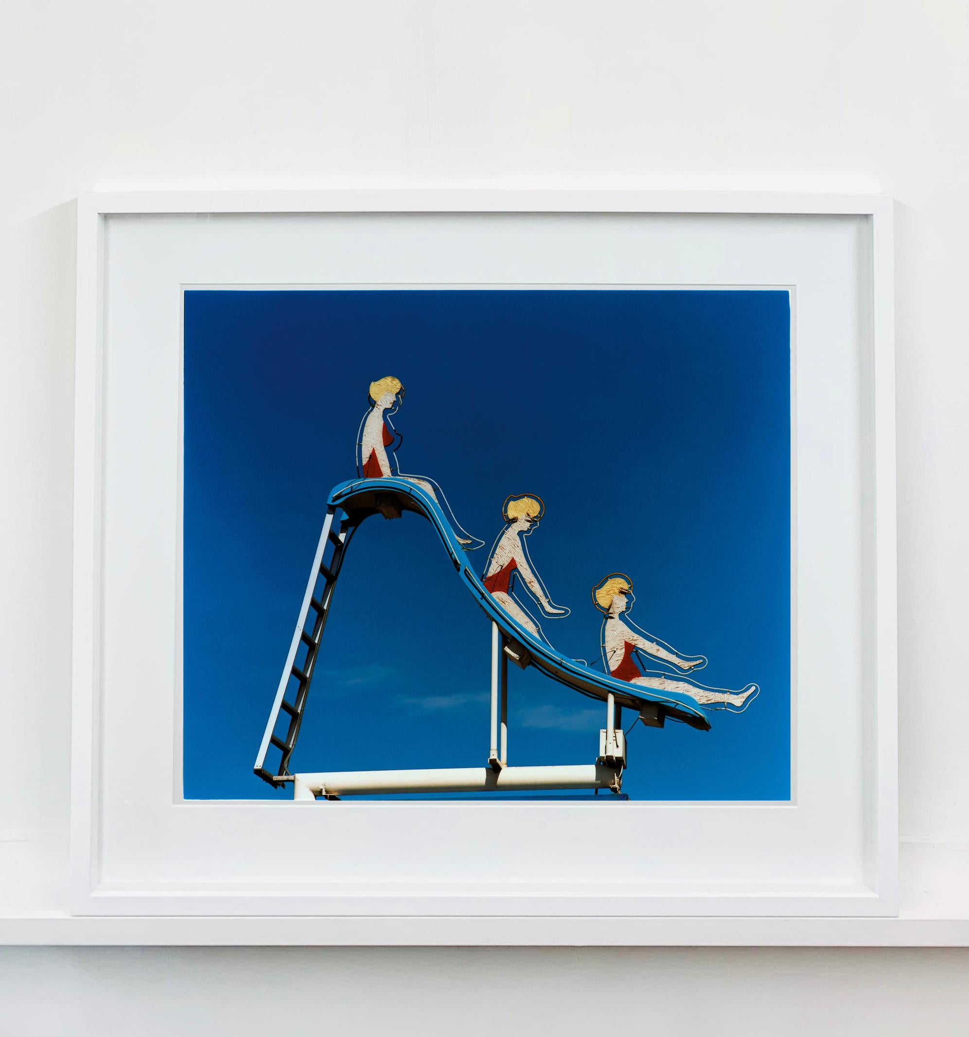 Pool Slide, Las Vegas, Nevada – amerikanische Pop-Art-Farbfotografie – Print von Richard Heeps