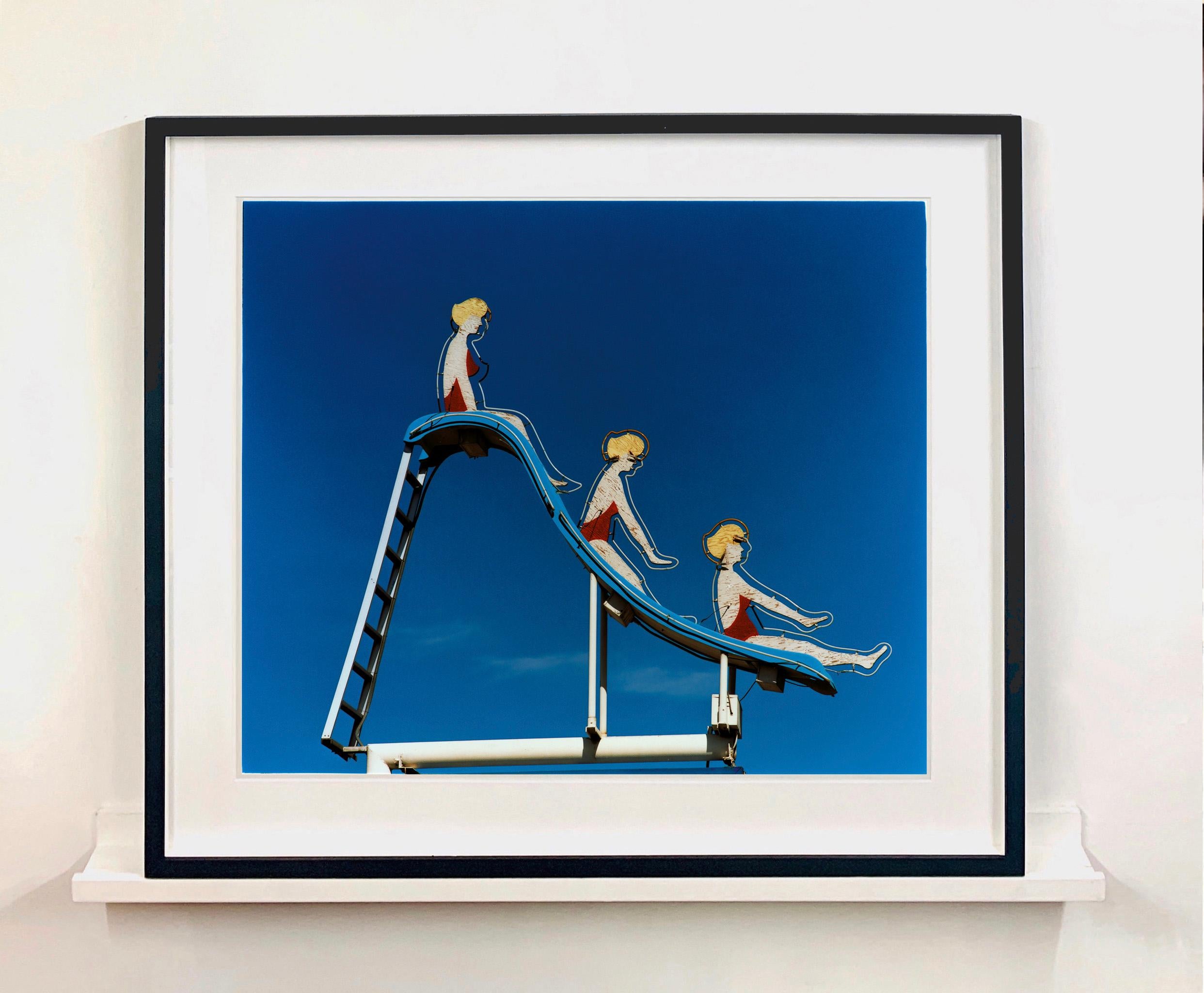 Pool Slide, Las Vegas, Nevada – amerikanische Pop-Art-Farbfotografie (Zeitgenössisch), Print, von Richard Heeps