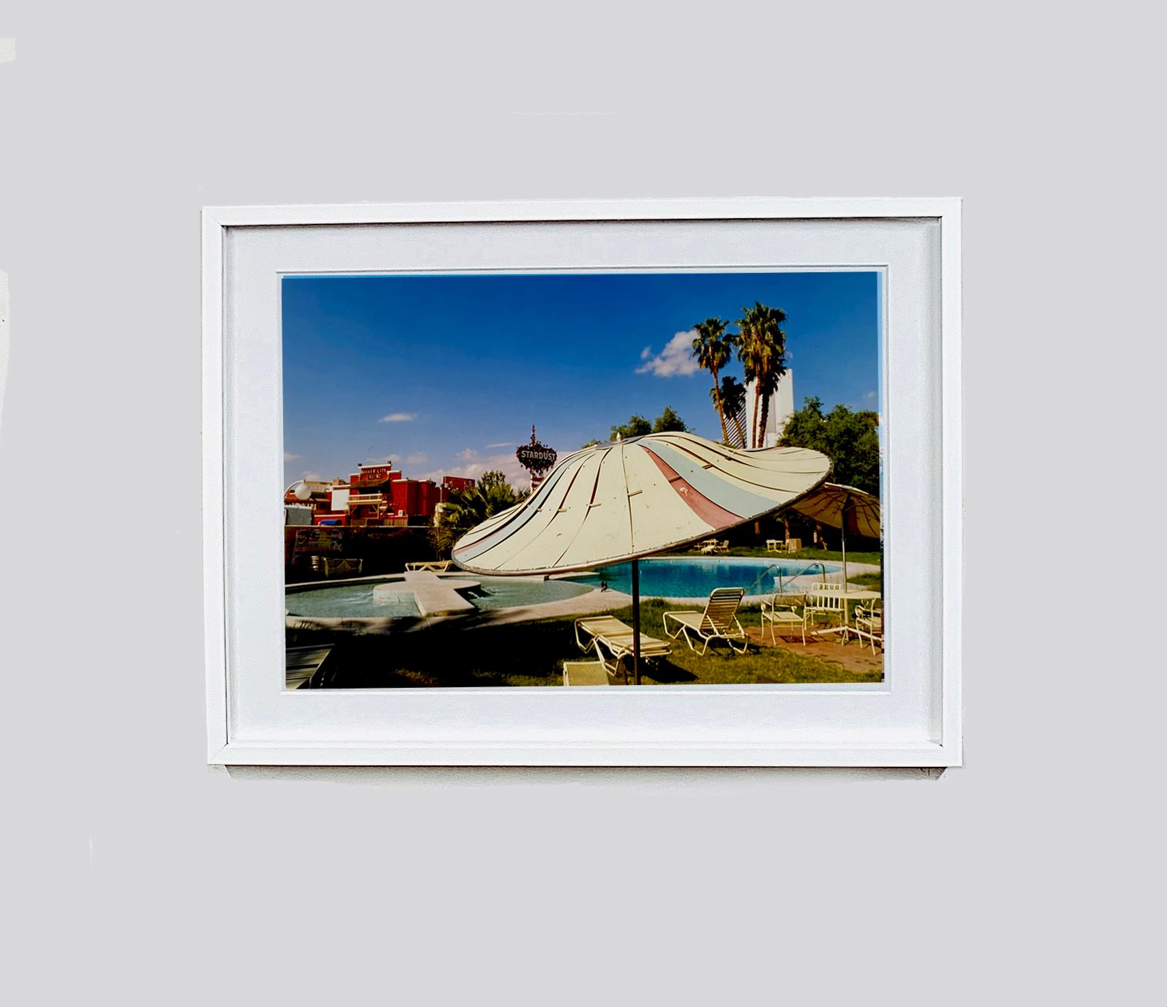 Parasol de plage, motel El Morocco, Las Vegas - Photographie couleur américaine - Pop Art Print par Richard Heeps