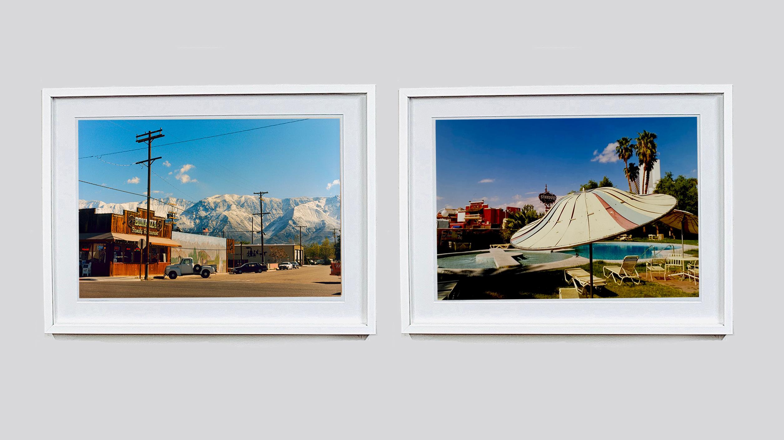 Parasol de plage, motel El Morocco, Las Vegas - Photographie couleur américaine - Bleu Print par Richard Heeps