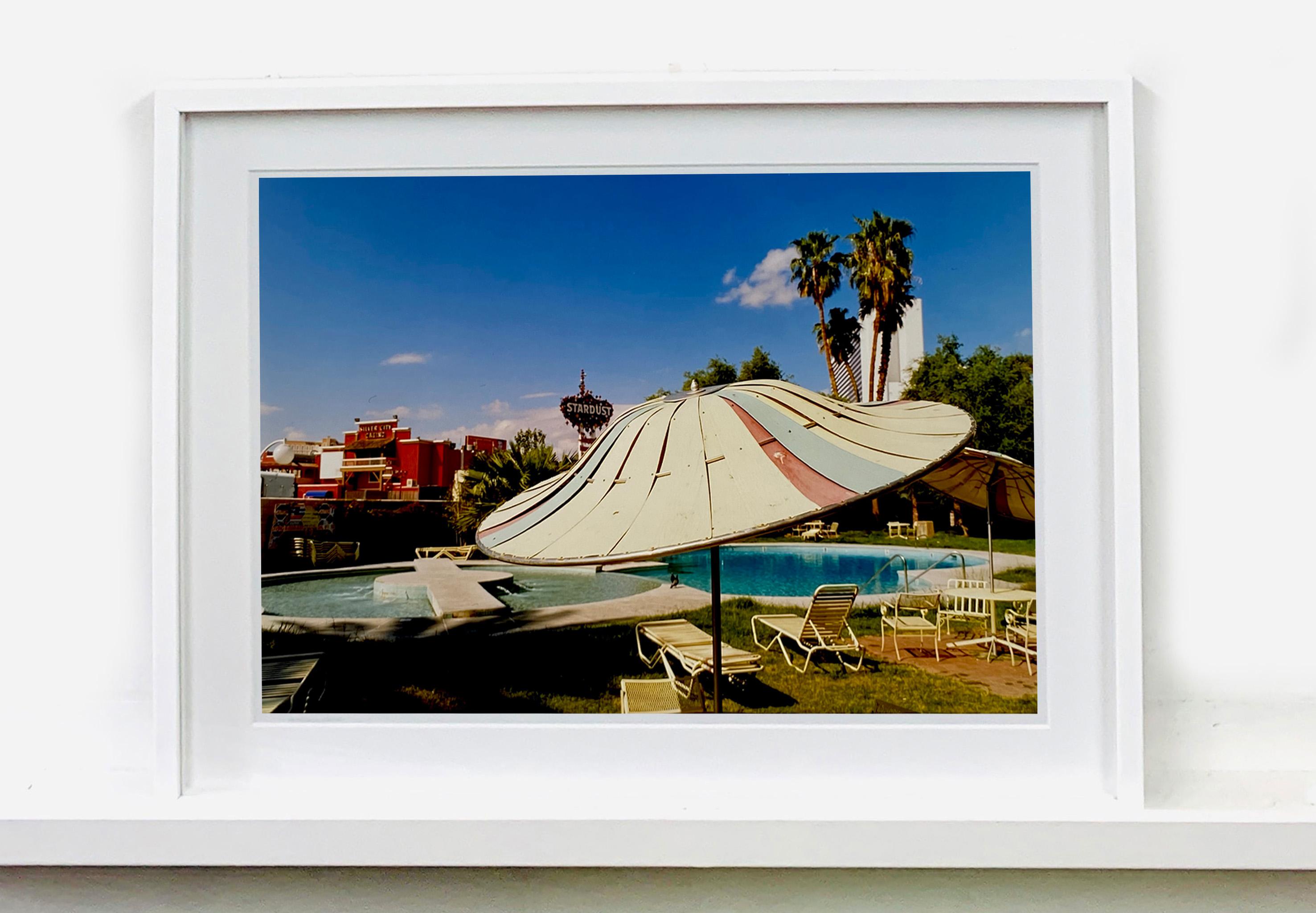 Parasol de plage, motel El Morocco, Las Vegas - Photographie couleur américaine en vente 1