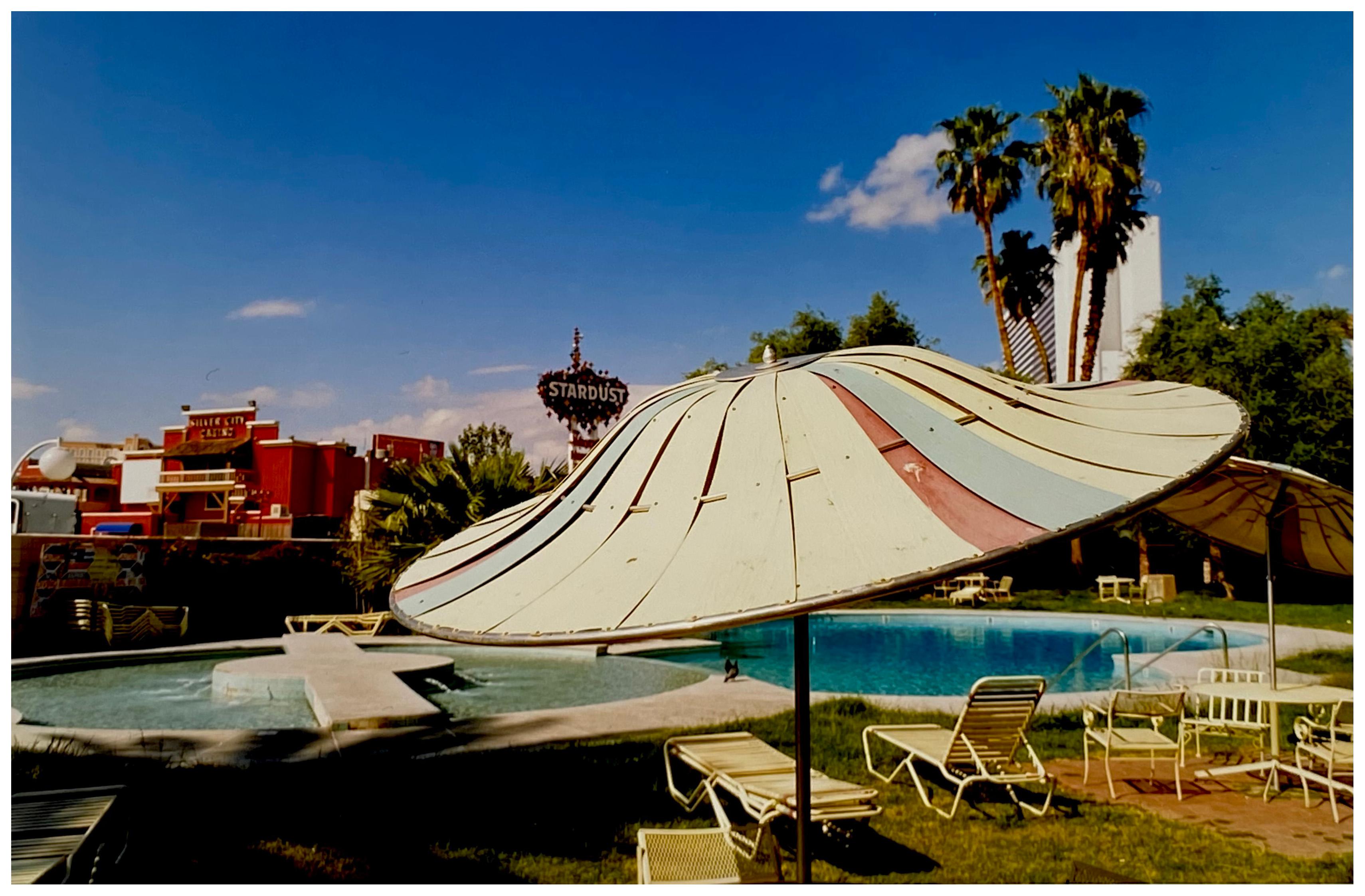 Print Richard Heeps - Parasol de plage, motel El Morocco, Las Vegas - Photographie couleur américaine
