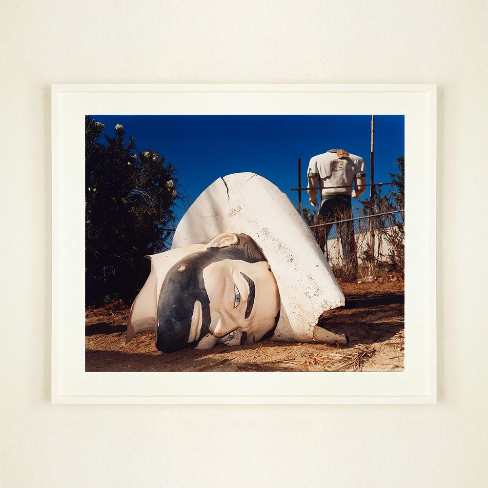 Tête et torse de cowboy américain, mer de Salton, Californie - Photo couleur américaine - Contemporain Photograph par Richard Heeps