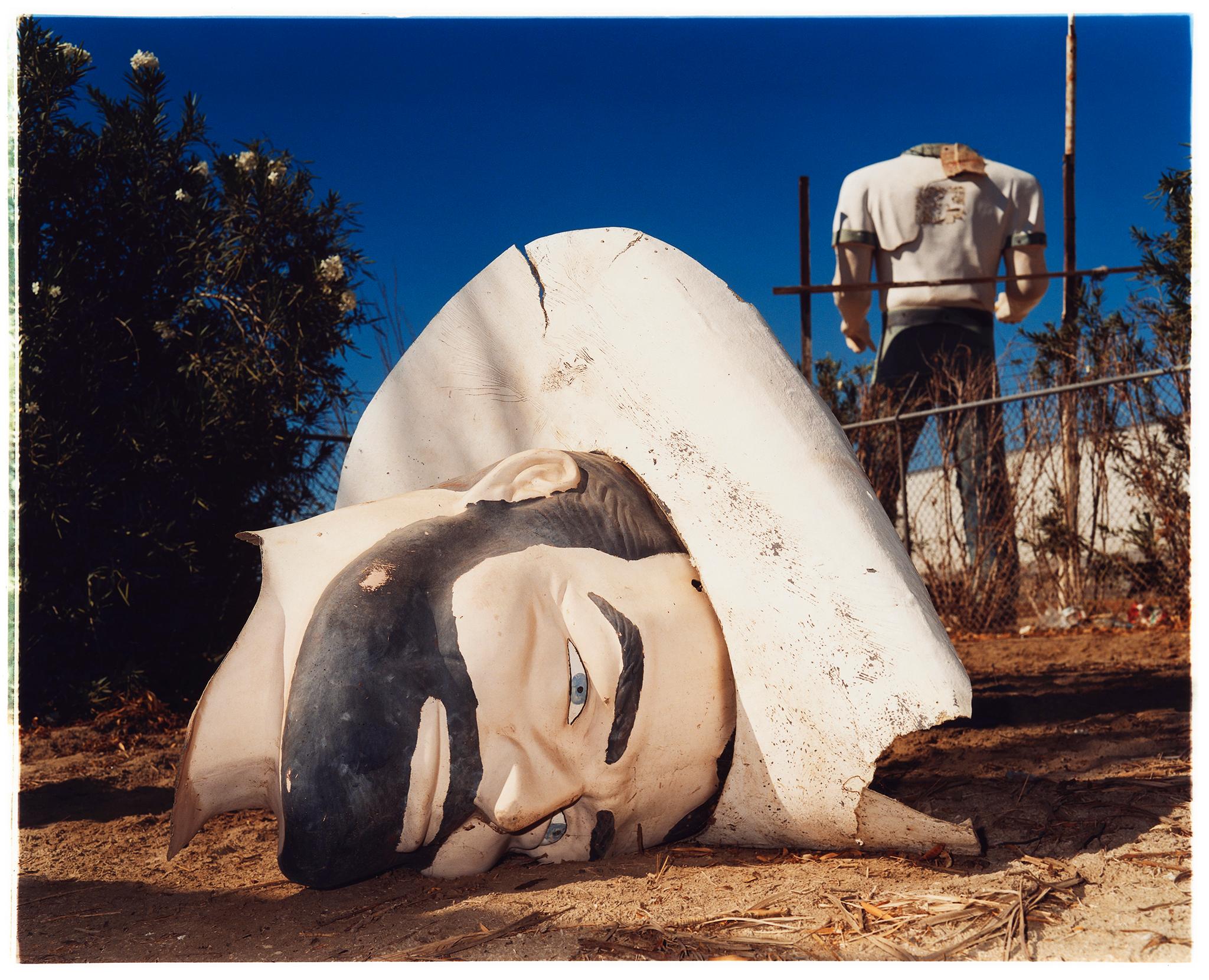 Figurative Photograph Richard Heeps - Tête et torse de cowboy américain, mer de Salton, Californie - Photo couleur américaine