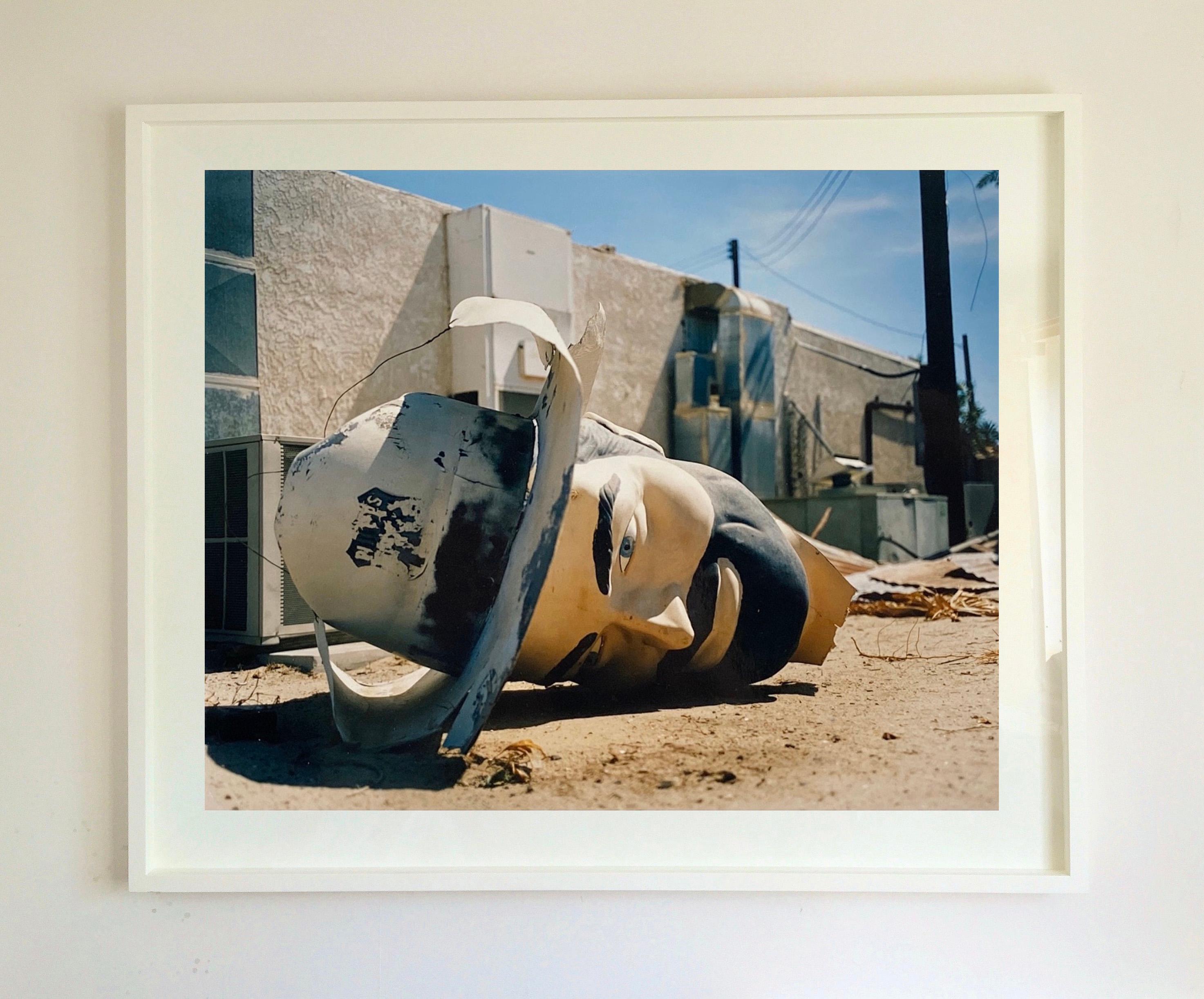 Poor Richard - Kopf, North Sore, Salton Sea, Kalifornien - Farbfoto (Grau), Color Photograph, von Richard Heeps