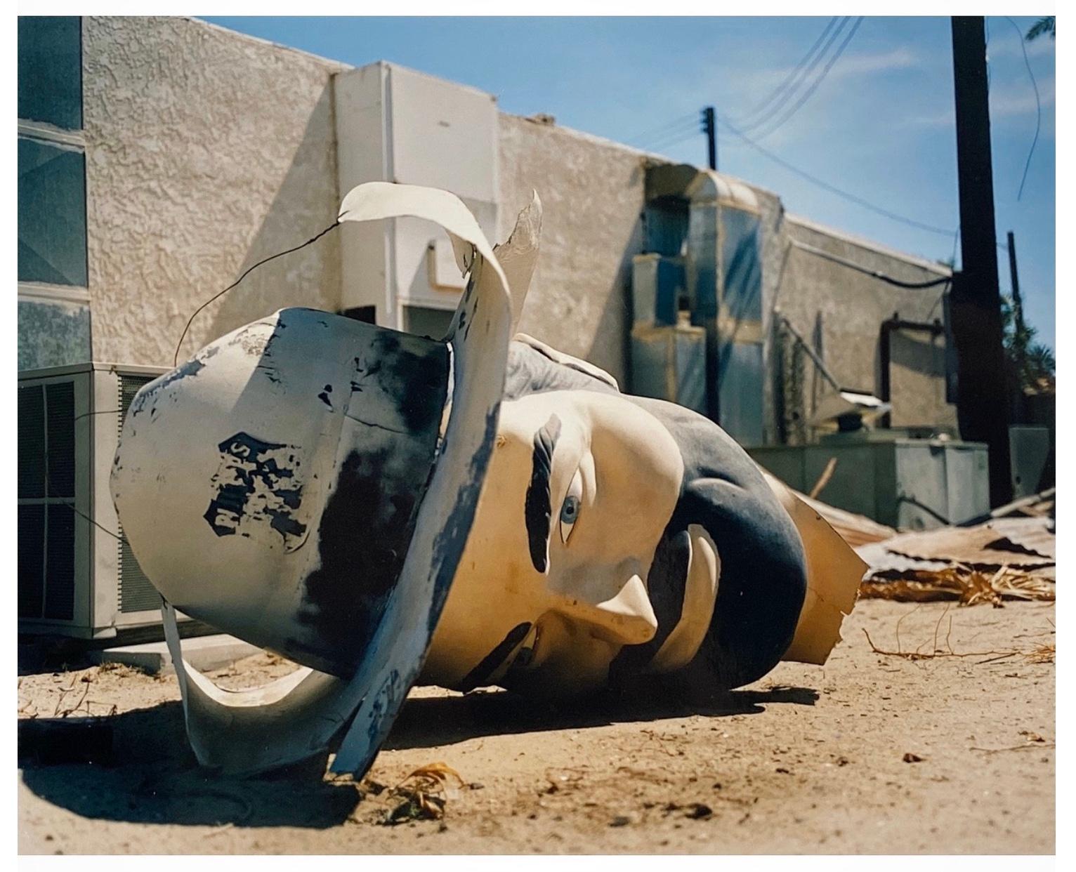 Figurative Photograph Richard Heeps - La pauvre tête de Richard, mer de Salton, Californie - Photo couleur Roadside America