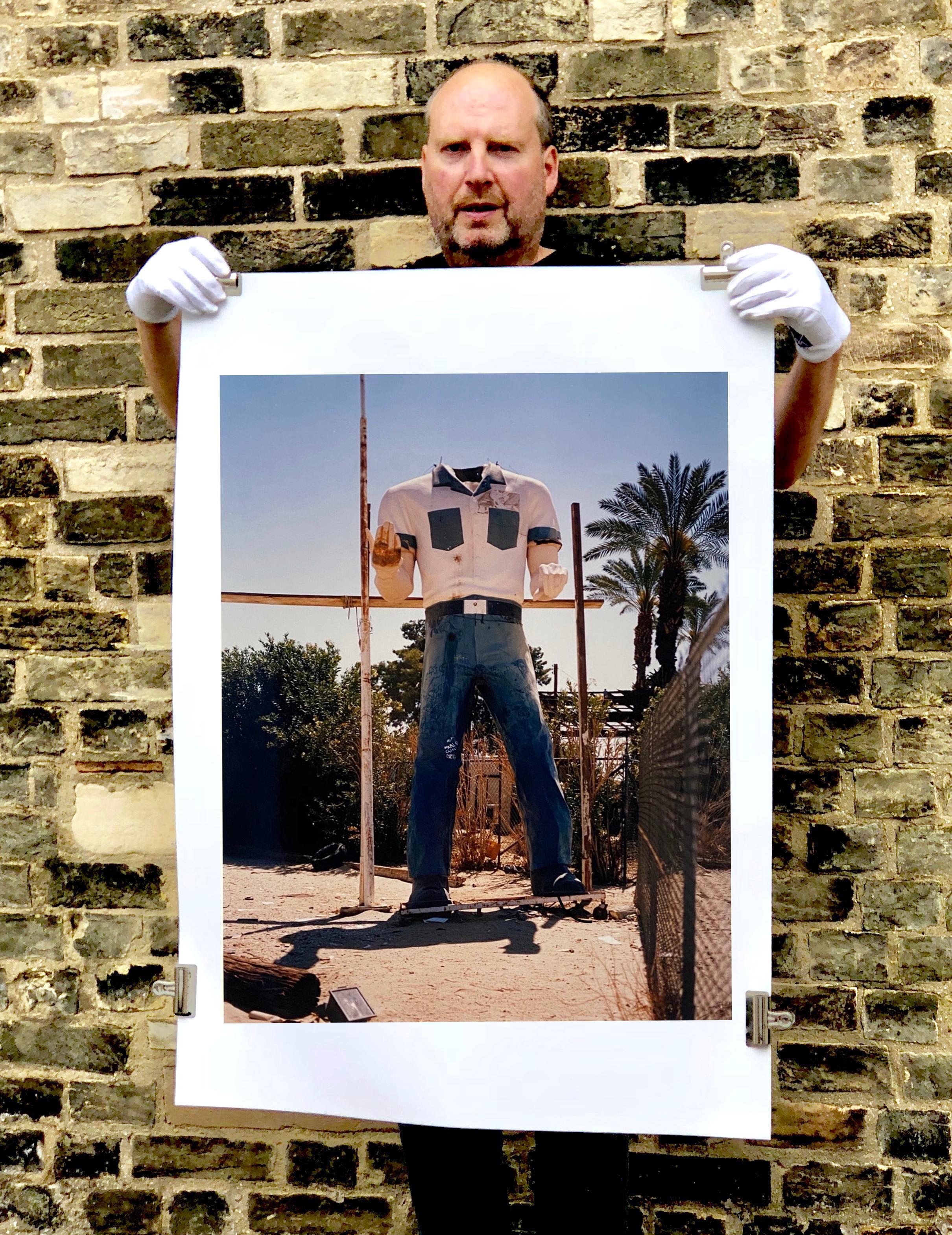 Le pauvre Richard - Torso, Salton Sea California - Photo couleur géante en bord de route en Amérique - Print de Richard Heeps