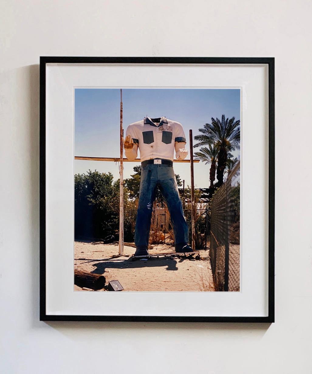 Poor Richard, une icône américaine classique, le géant du bord de la route capturé dans la mer de Salton, en Californie. Fait partie d'une série de photos de Richard Heeps présentant le torse et la tête dans le décor des palmiers, de la poussière du