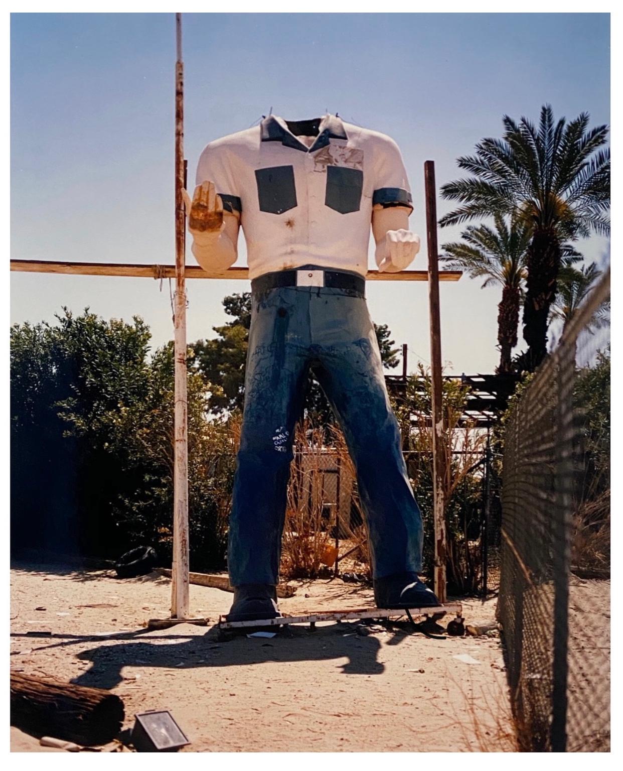 Richard Heeps Color Photograph – Poor Richard Torso, Salton Sea, Kalifornien – Farbfoto am Straßenrand von Amerika