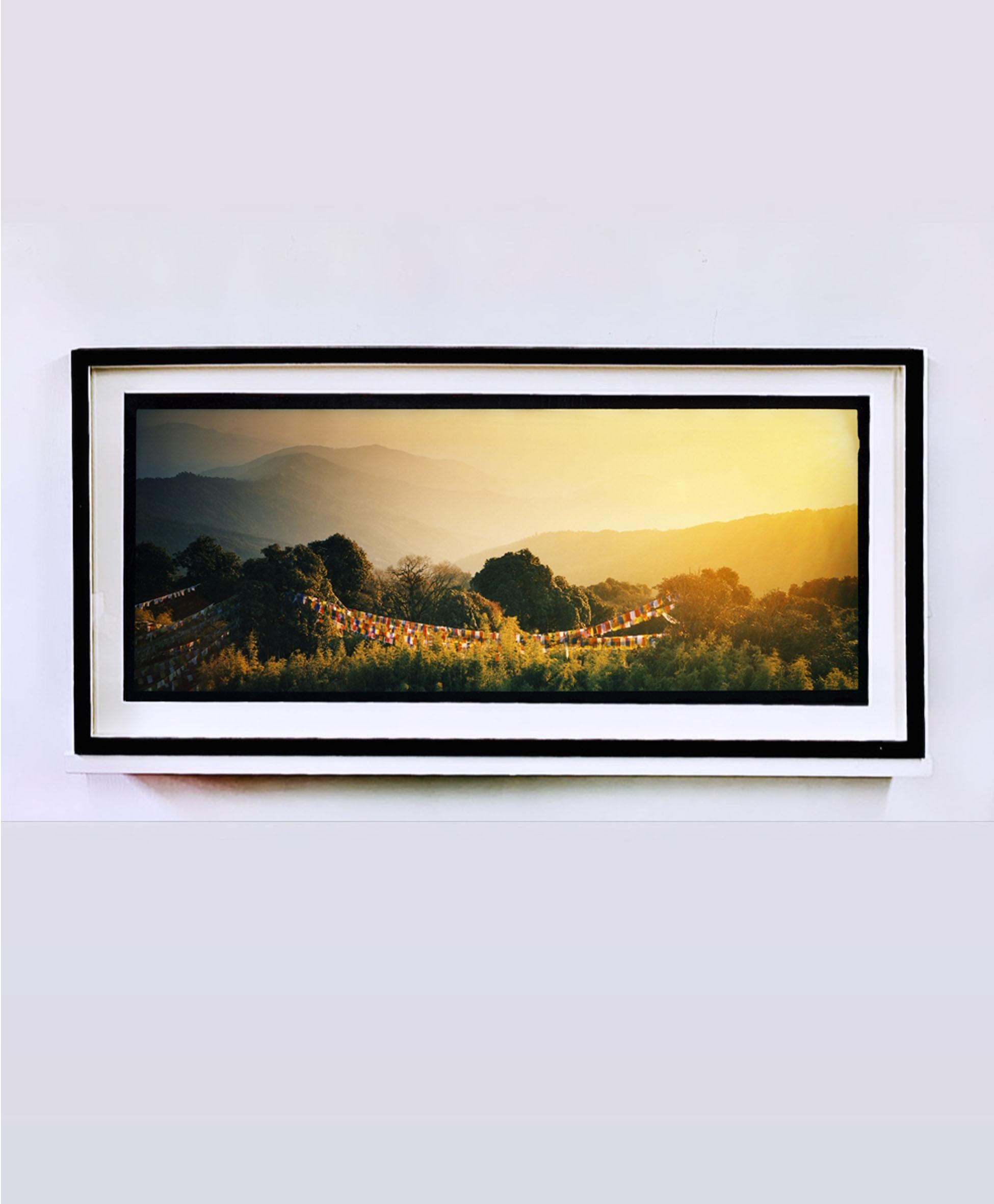 Gebetflaggen, Dämmerung, - Sonnenaufgang, Landschaftsfarbenfotografie – Print von Richard Heeps