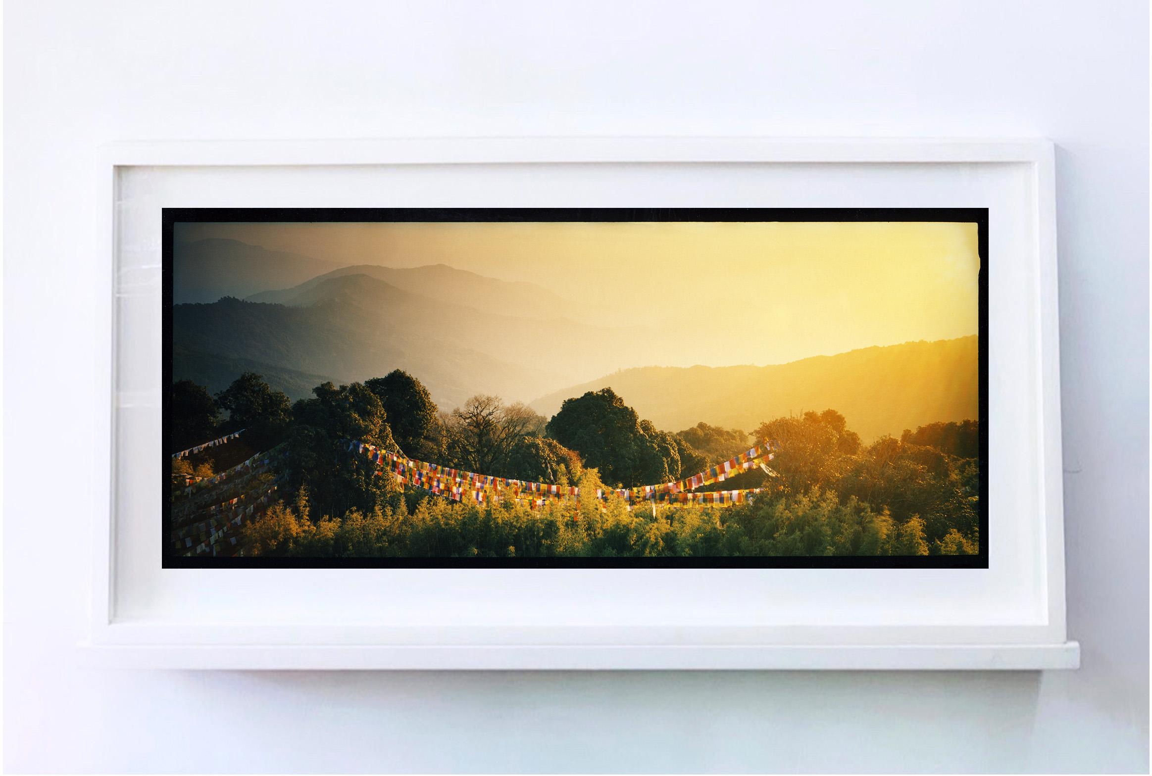 Drapeau de prières, Darjeeling, - Nuage, photographie de paysage en couleur - Contemporain Print par Richard Heeps