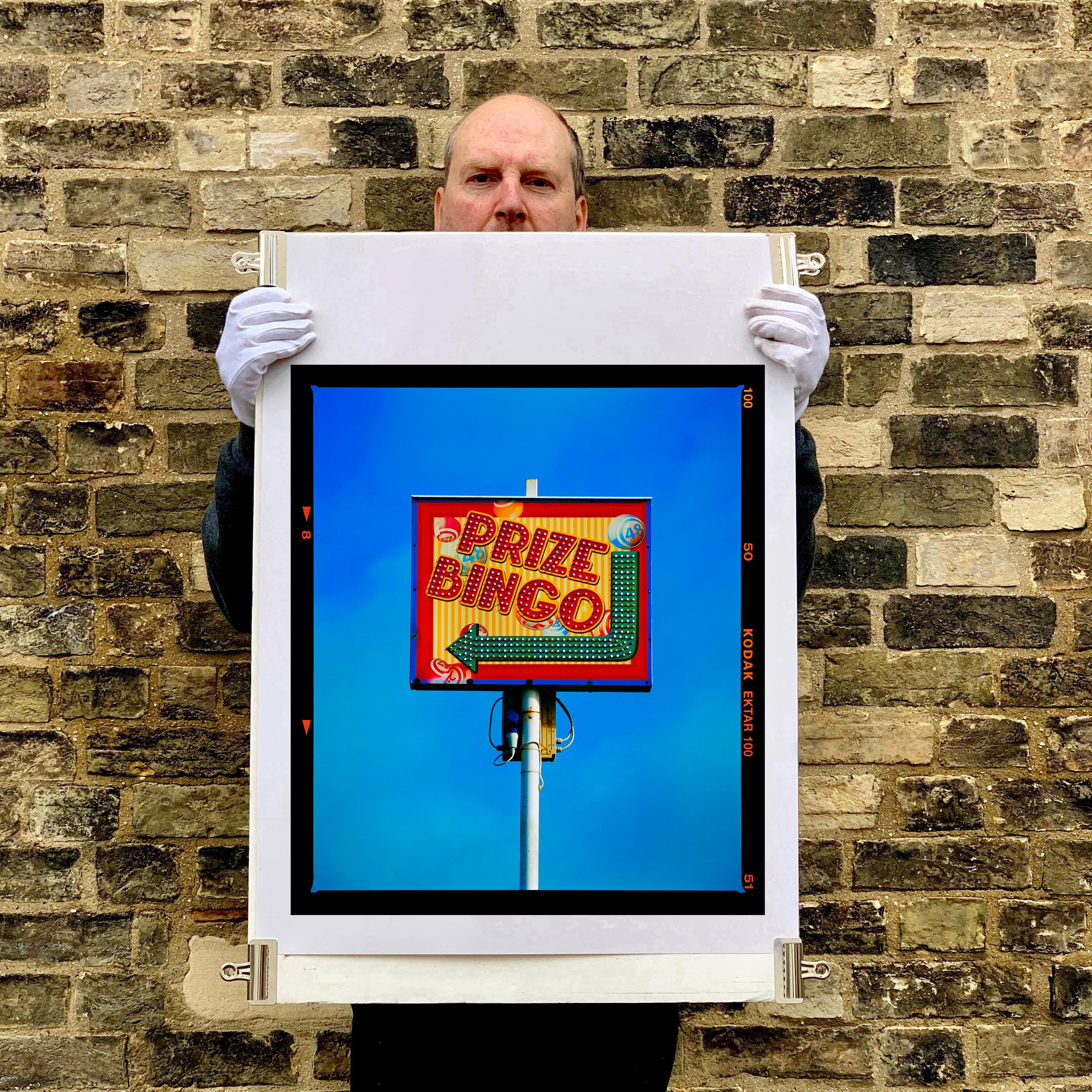 Prize Bingo, Norfolk - Photographie typographique couleur britannique - Print de Richard Heeps