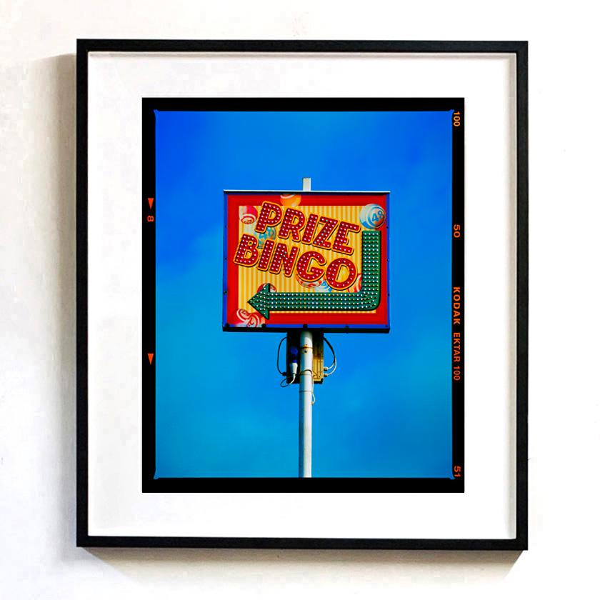 Prize Bingo, Norfolk - Photographie typographique couleur britannique - Pop Art Print par Richard Heeps