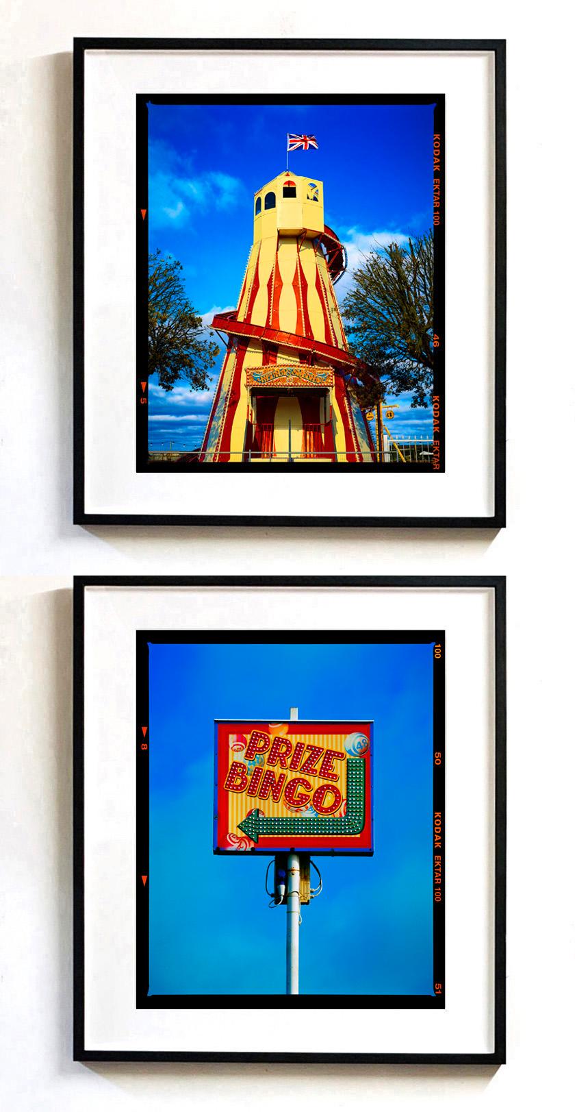 Prize Bingo, Norfolk, la photographie typographique du panneau de Richard Heeps est encadrée au centre de la bordure de la remise Kodak, sur un vaste ciel bleu vif, isolant le sujet et mettant en valeur son graphisme. L'œuvre d'art capture un