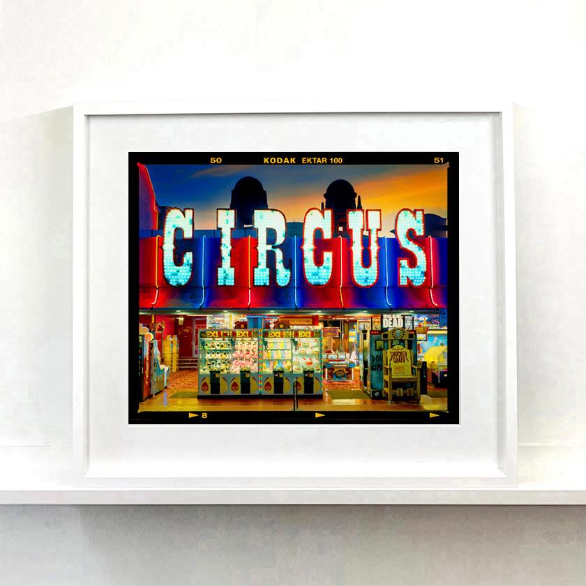 Prize Shop Circus, Norfolk - Typografie Farbfotografie im Angebot 2