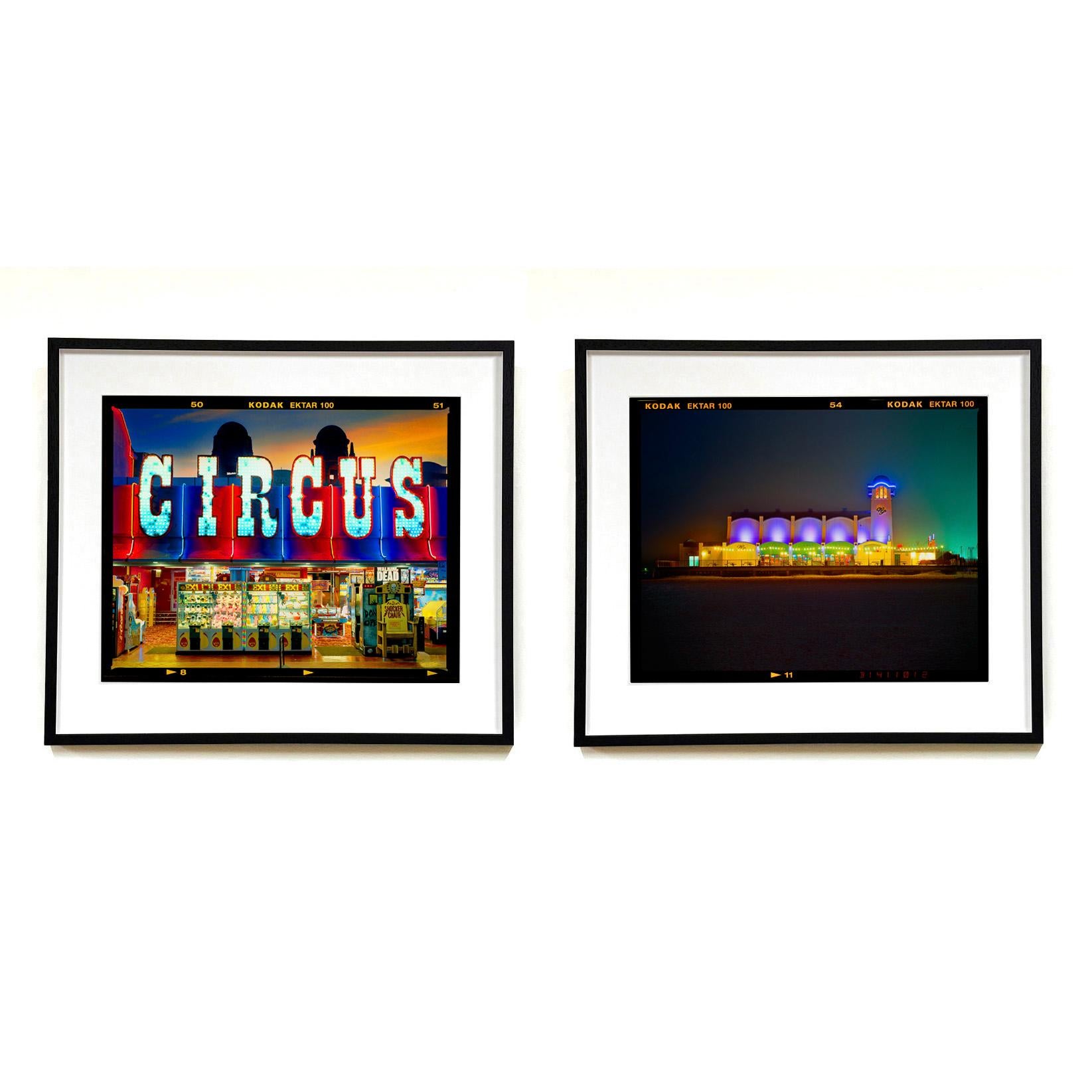 Prize Shop Circus, Norfolk - Typografie Farbfotografie im Angebot 4