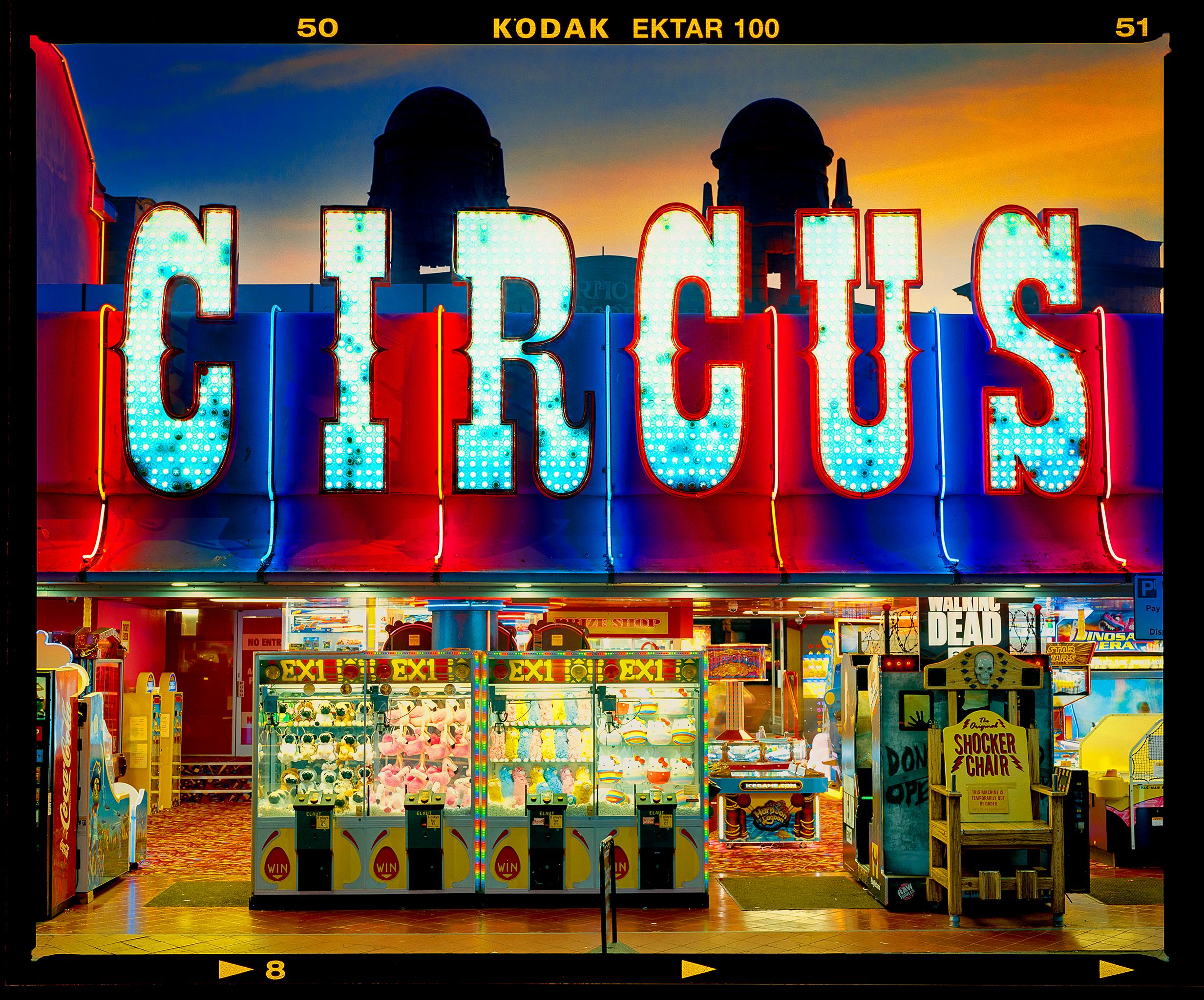 Richard Heeps Landscape Photograph – Prize Shop Circus, Norfolk - Typografie Farbfotografie