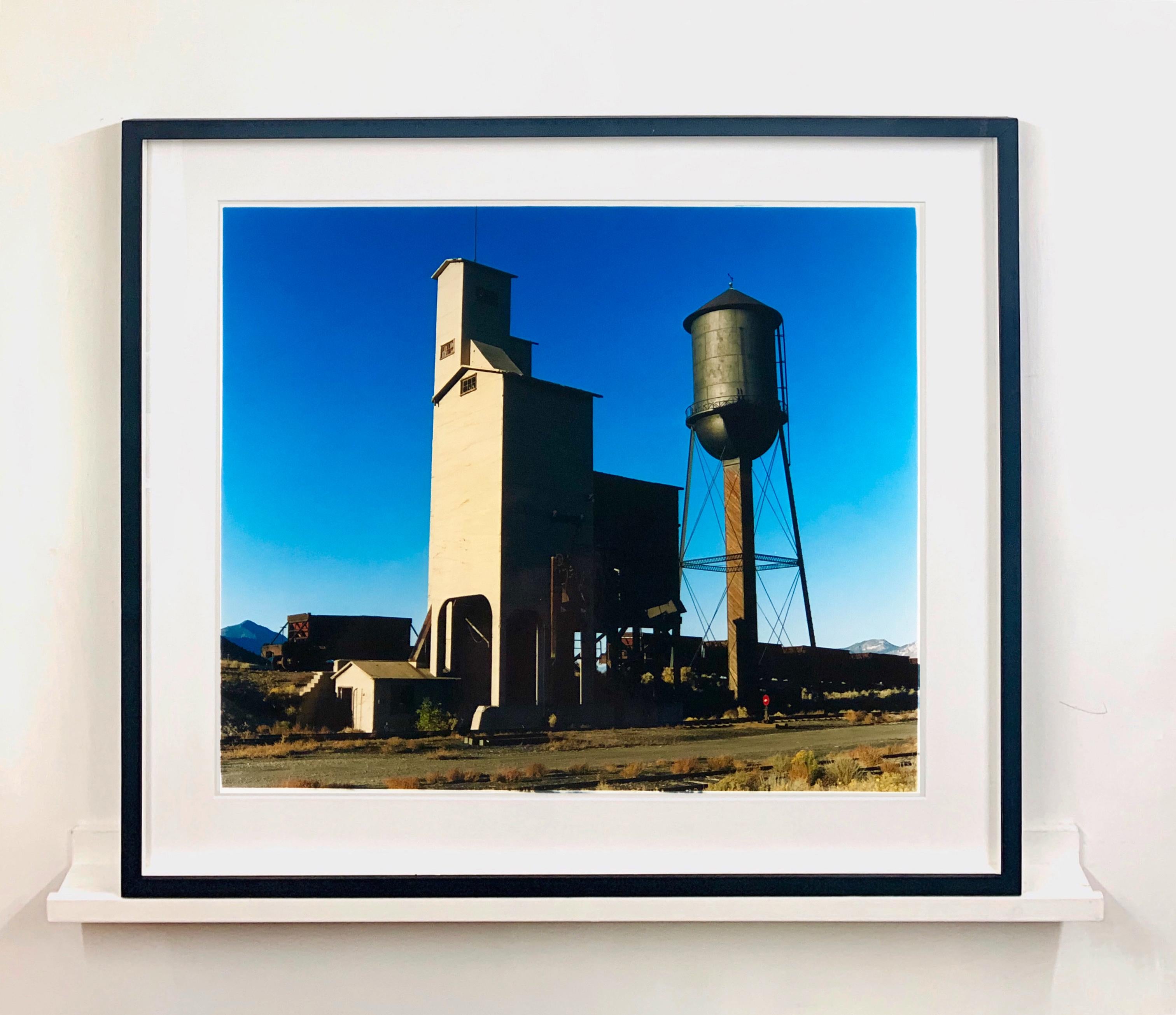 Depósito Ferroviario, Ely Nevada, 2003 - Después de la Fiebre del Oro - Fotografía de Arquitectura - Color Photograph Azul de Richard Heeps