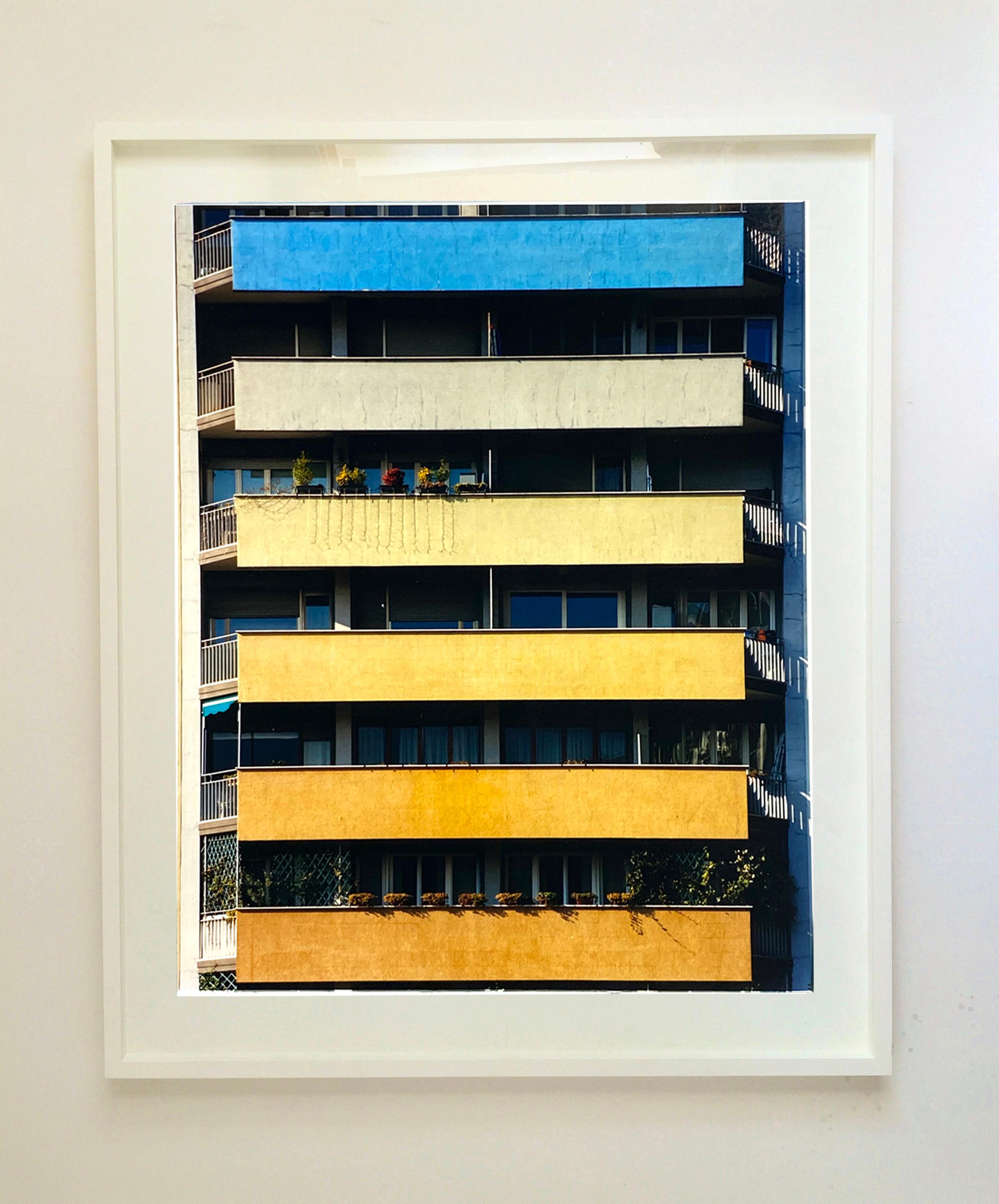 Rainbow Apartments, Milan - Photographie architecturale conceptuelle en couleur - Noir Color Photograph par Richard Heeps