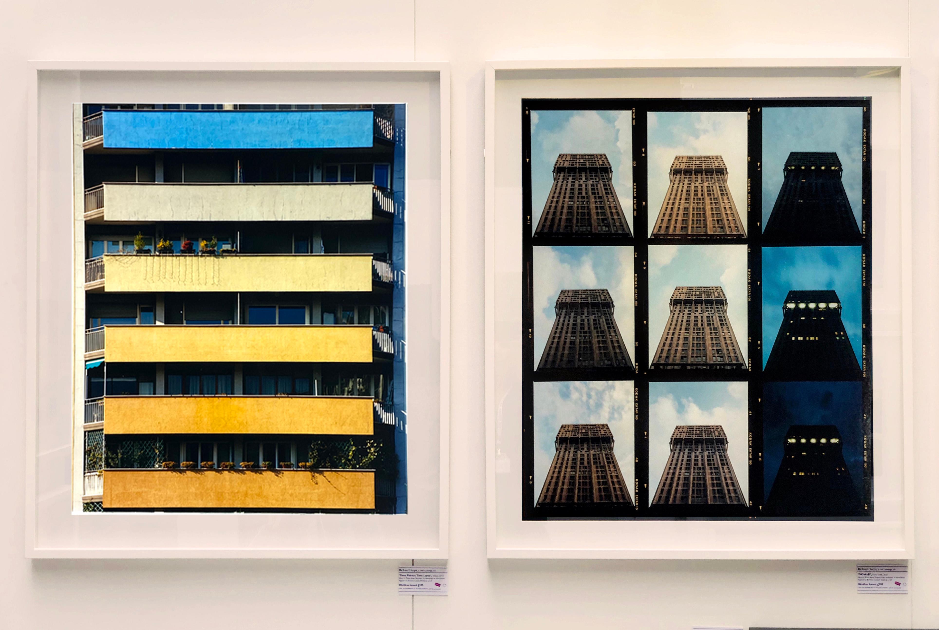 Rainbow Apartments, aus Richard Heeps Serie A Short History of Milan, entstand als Sonderprojekt für die Affordable Art Fair Milan 2018. Es wurde gut aufgenommen, und das Kunstwerk ist bei Kunstkäufern auf der ganzen Welt beliebt geworden. Richard