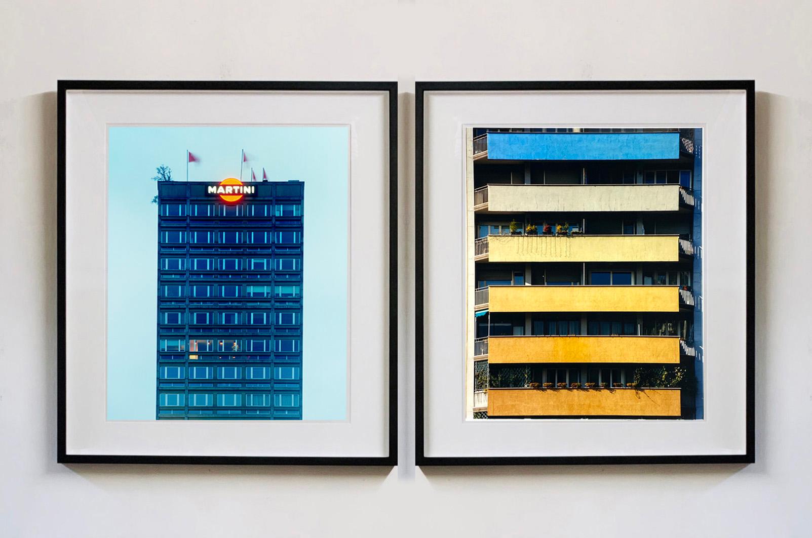 Rainbow Apartments, Mailand - Konzeptionelle architektonische Farbfotografie im Angebot 1