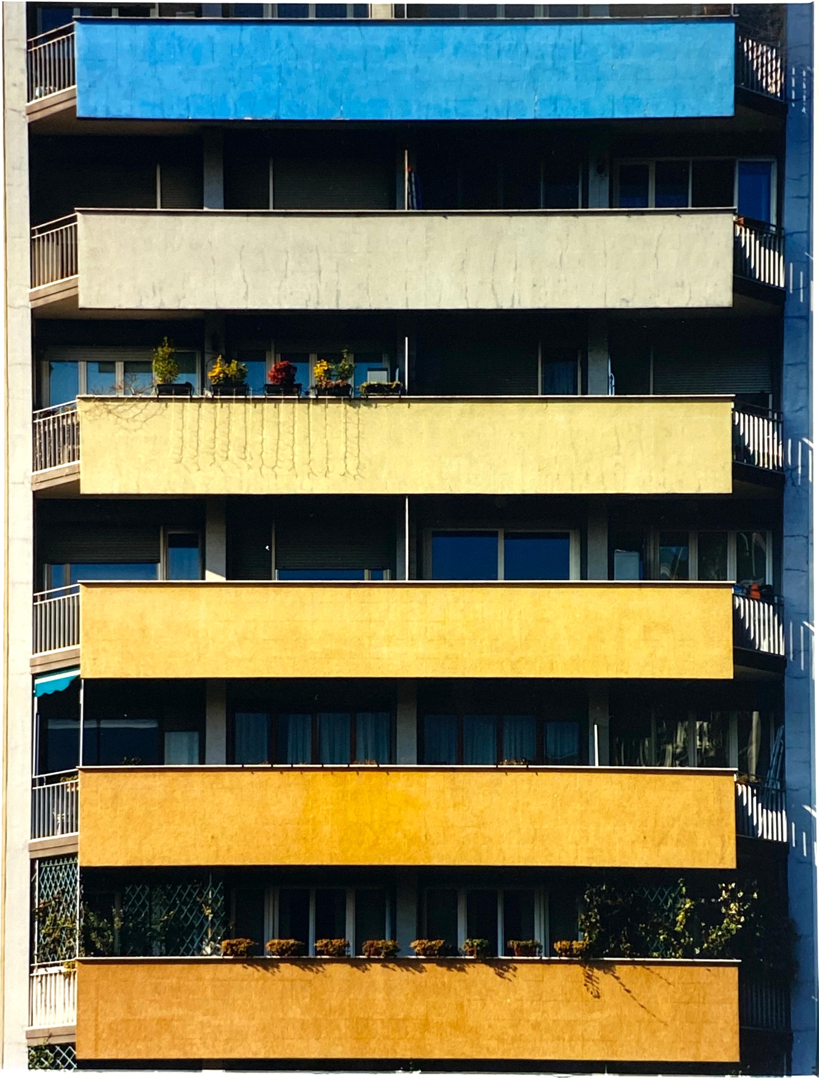 Richard Heeps Color Photograph – Rainbow Apartments, Mailand - Konzeptionelle architektonische Farbfotografie