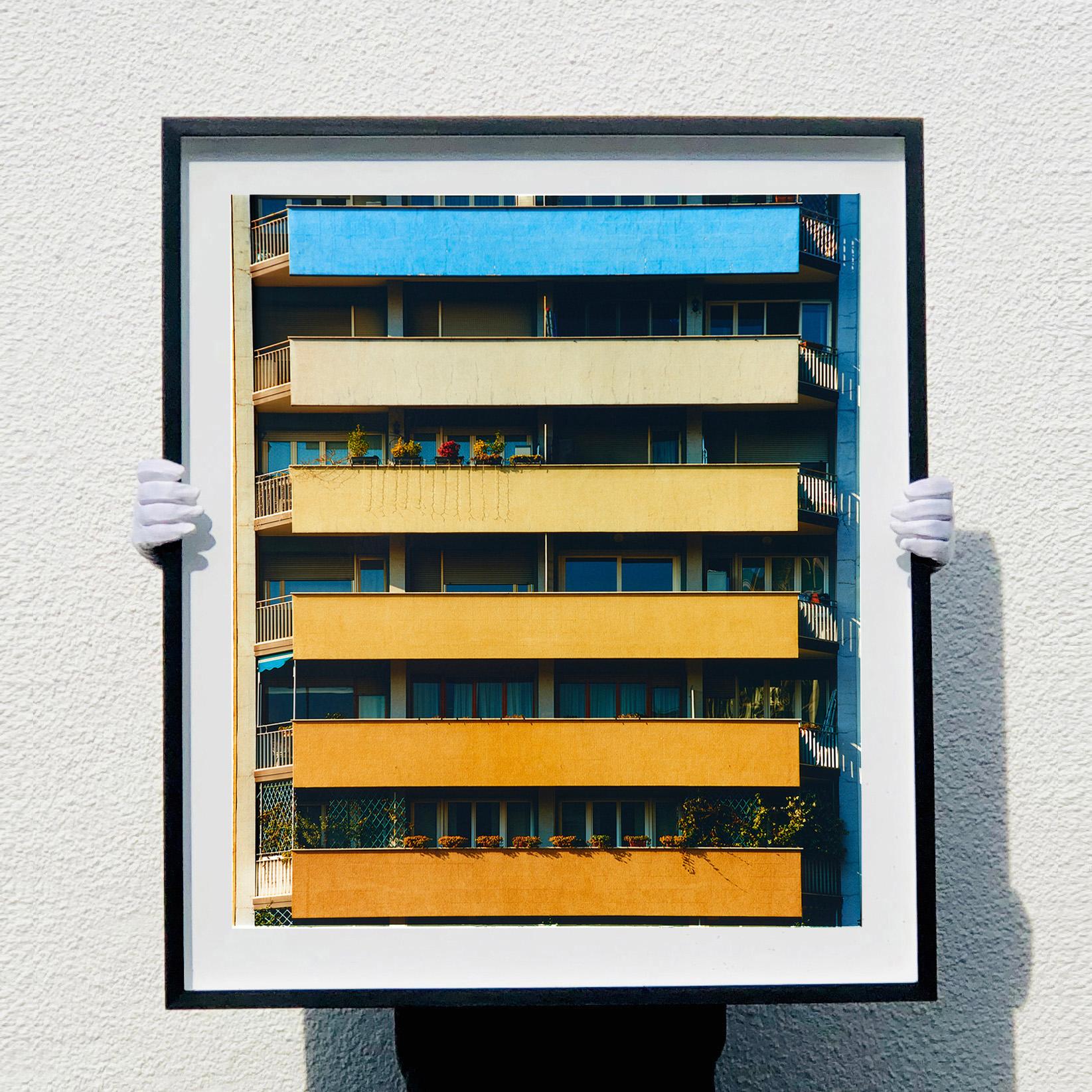 Rainbow Apartments, Mailand – Italienische Architekturfotografie  – Print von Richard Heeps
