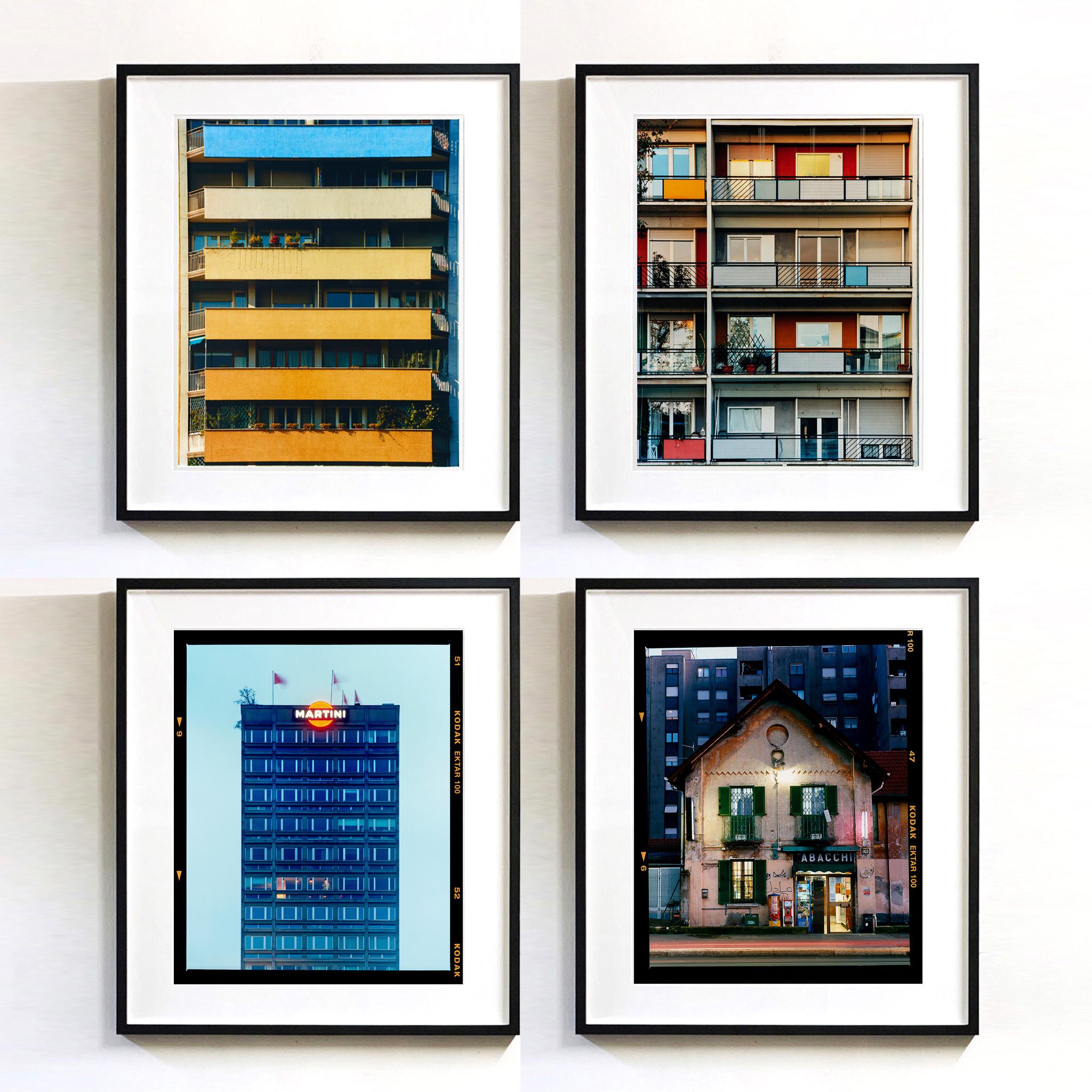 Rainbow Apartments, Mailand – Italienische Architekturfotografie  (Zeitgenössisch), Print, von Richard Heeps