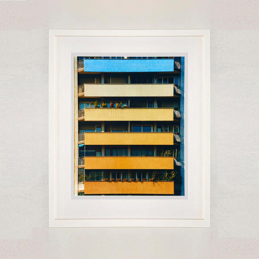 Rainbow Apartments, Mailand – Italienische Architekturfotografie  (Zeitgenössisch), Photograph, von Richard Heeps