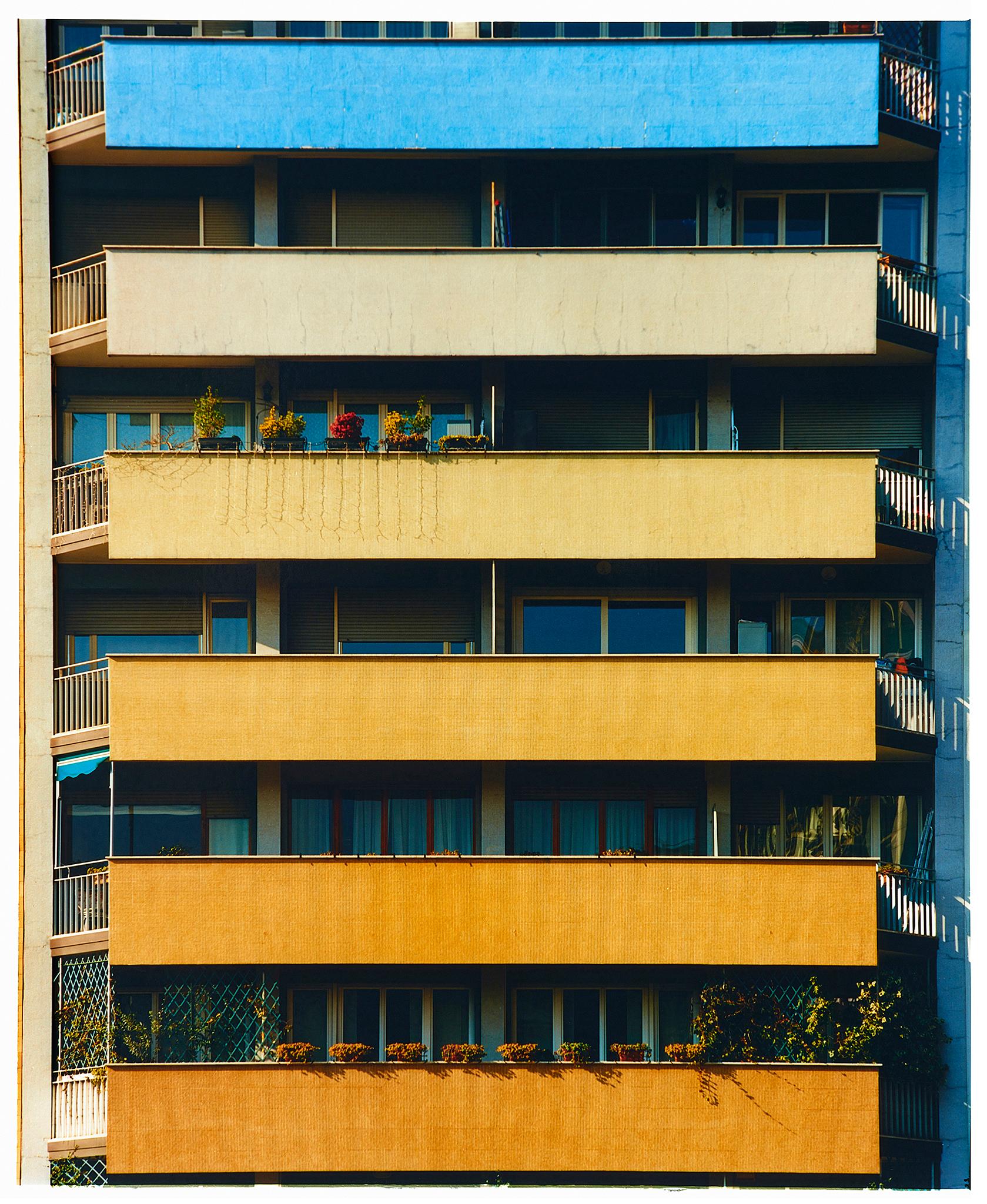 Richard Heeps Color Photograph – Rainbow Apartments, Mailand – Italienische Architekturfotografie 