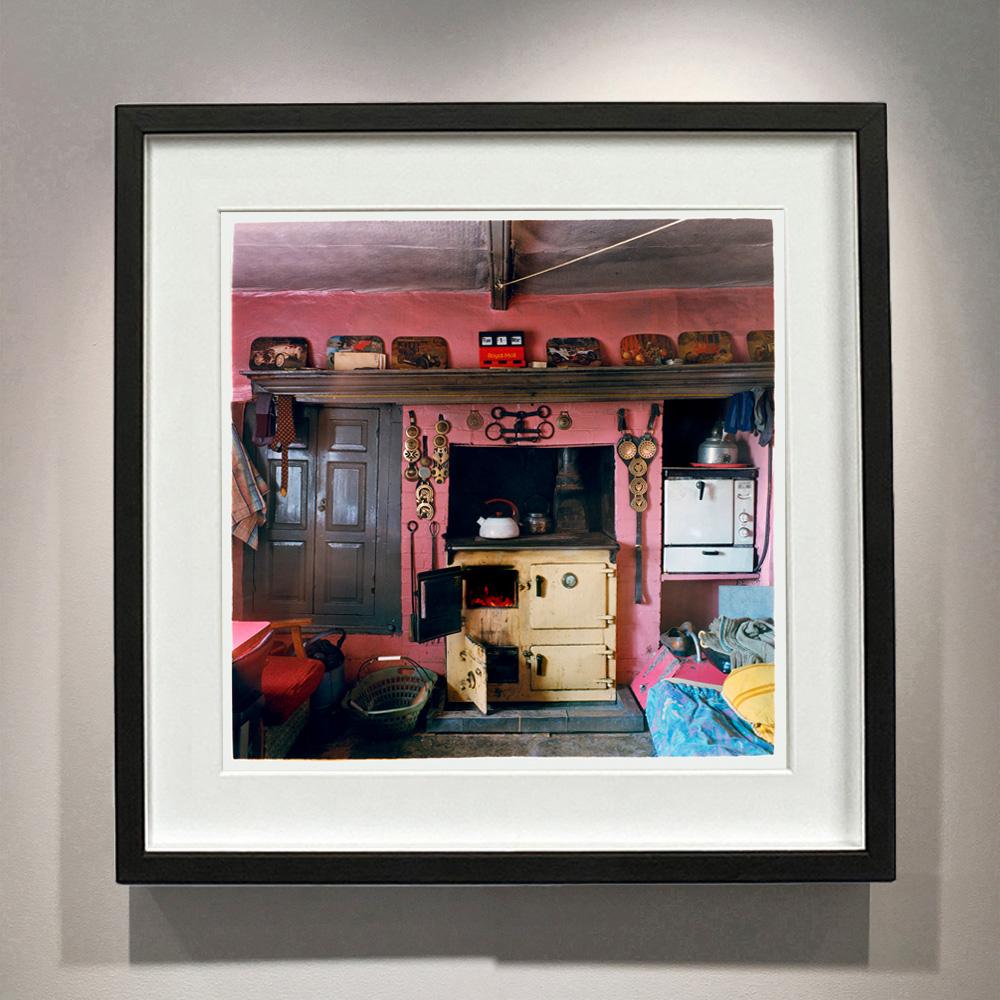 Rayburn, Manea – Britische Vintage-Interieurfotografie im Vintage-Stil – Photograph von Richard Heeps