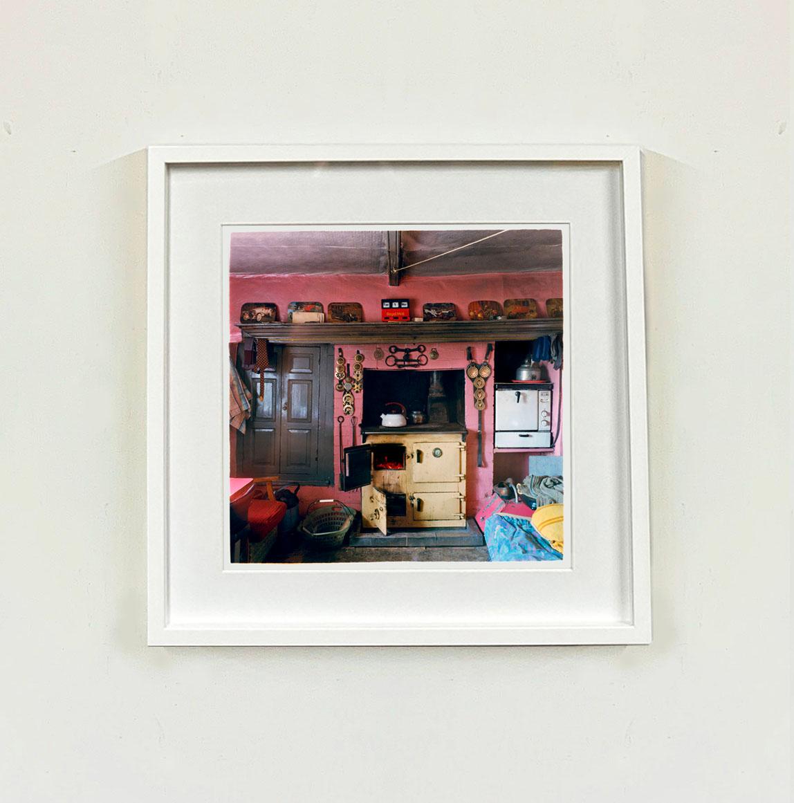 Rayburn, Manea – Britische Vintage-Interieurfotografie im Vintage-Stil (Schwarz), Color Photograph, von Richard Heeps