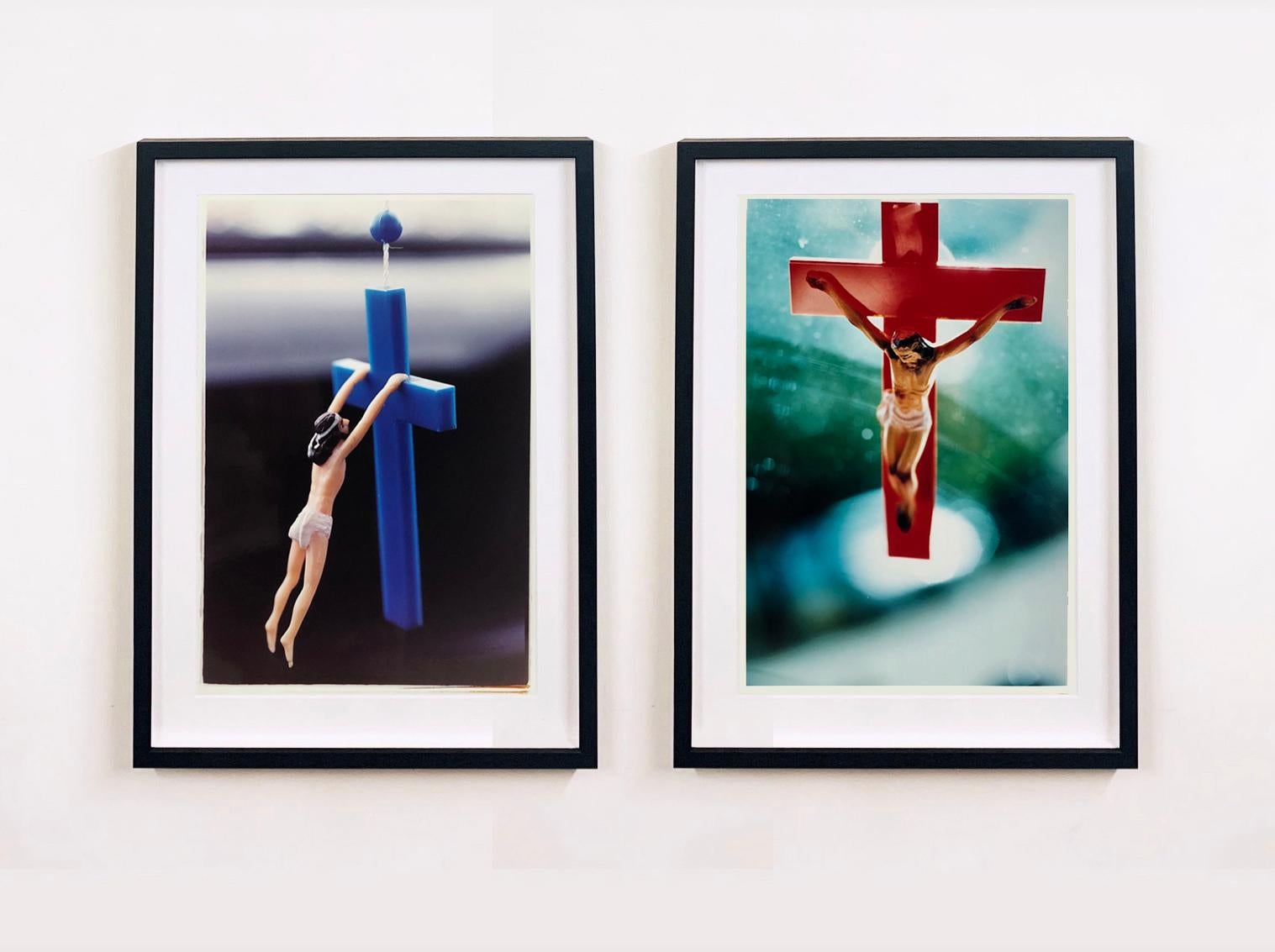 Croix rouge, Bisley, Surrey - icône religieuse, couleur, photographie - Noir Print par Richard Heeps