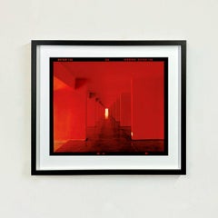 Dinosauro Rosso II, Milano - Architettura brutalista Fotografia urbana a colori con cornice