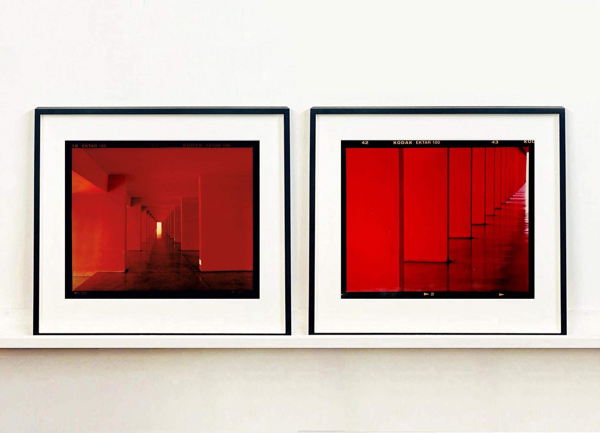 Dinosaur rouge, Milan - Photographie urbaine en couleur architecturale - Rouge Print par Richard Heeps
