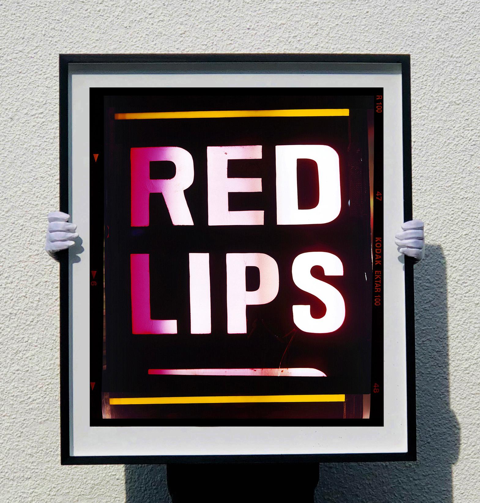 Red Lips, Teil von Richards Hongkong-Serie von 2016, fängt die Essenz von Kowloon ein. Die kühne Typografie sorgt für coole, originelle Pop-Art.

Dieses Kunstwerk ist eine auf 25 Exemplare limitierte Auflage eines fotografischen Glanzdrucks.