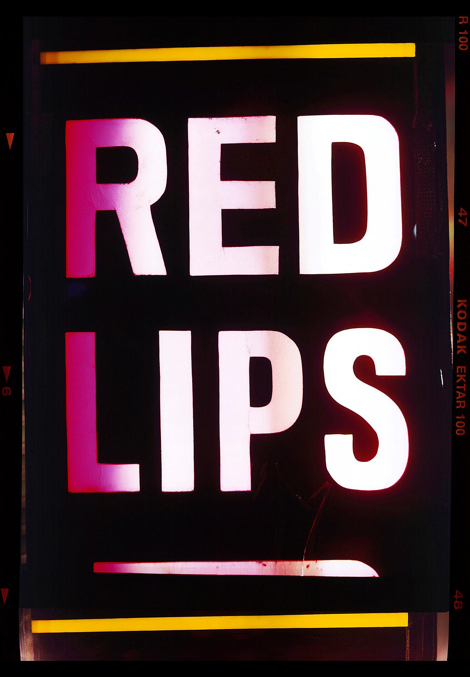 Richard Heeps Color Photograph – Rotrote Lippen, Kowloon, Hongkong