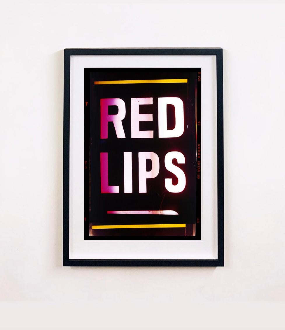 Rote Lippen, Kowloon, Hongkong - Pop Art Typografie Farbfotografie (Pop-Art), Photograph, von Richard Heeps