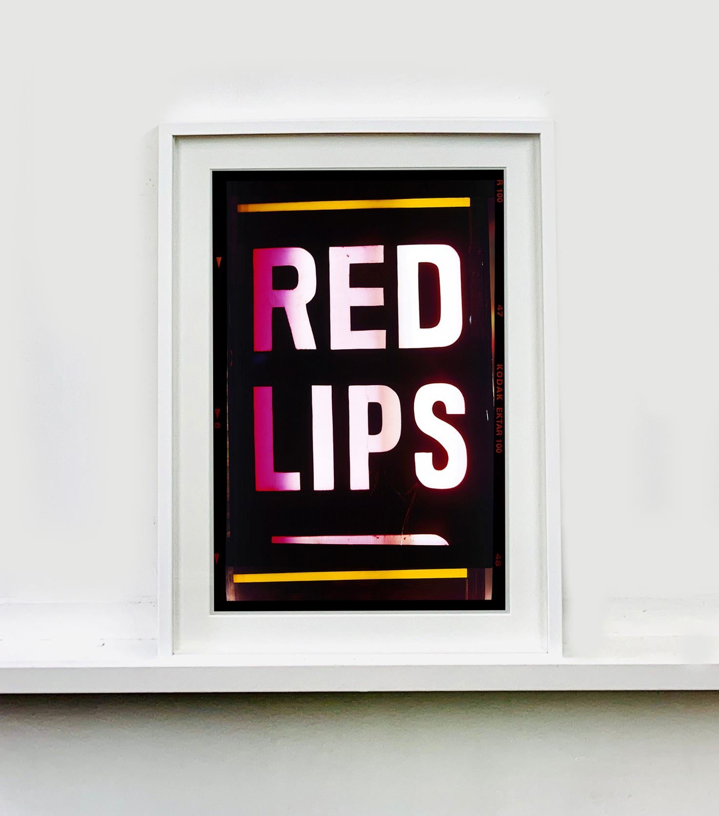 Rote Lippen, Kowloon, Hongkong - Pop Art Typografie Farbfotografie (Schwarz), Color Photograph, von Richard Heeps