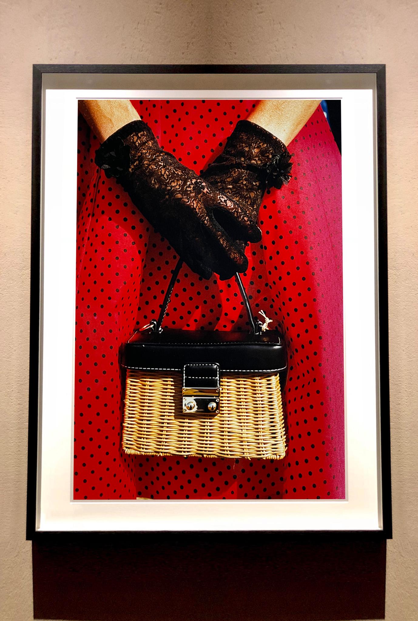 Rotes gepunktetes Kleid, Goodwood Revival - Vintage-Modefotografie – Photograph von Richard Heeps