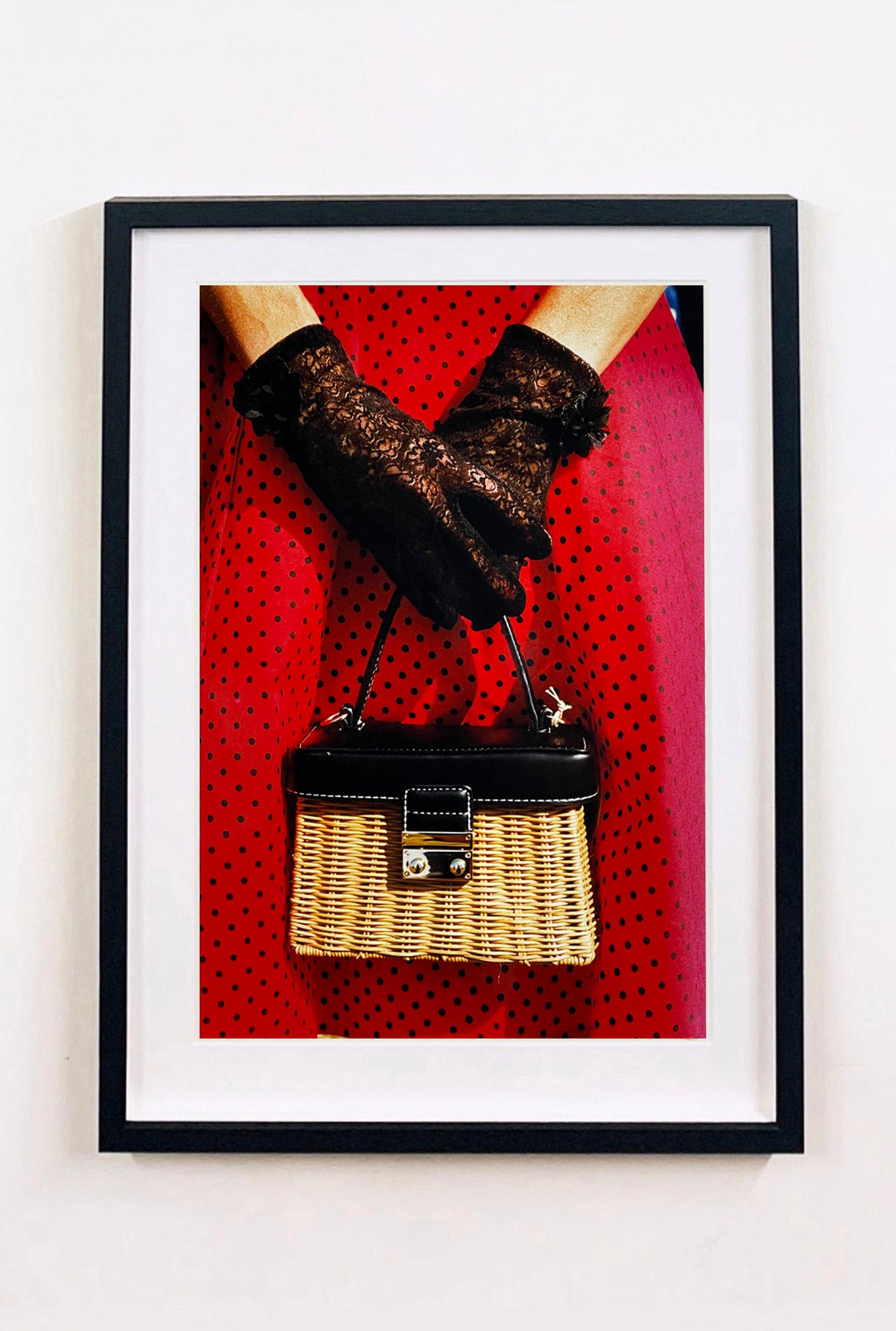 Rotes gepunktetes Kleid, Goodwood Revival - Vintage-Modefotografie – Photograph von Richard Heeps